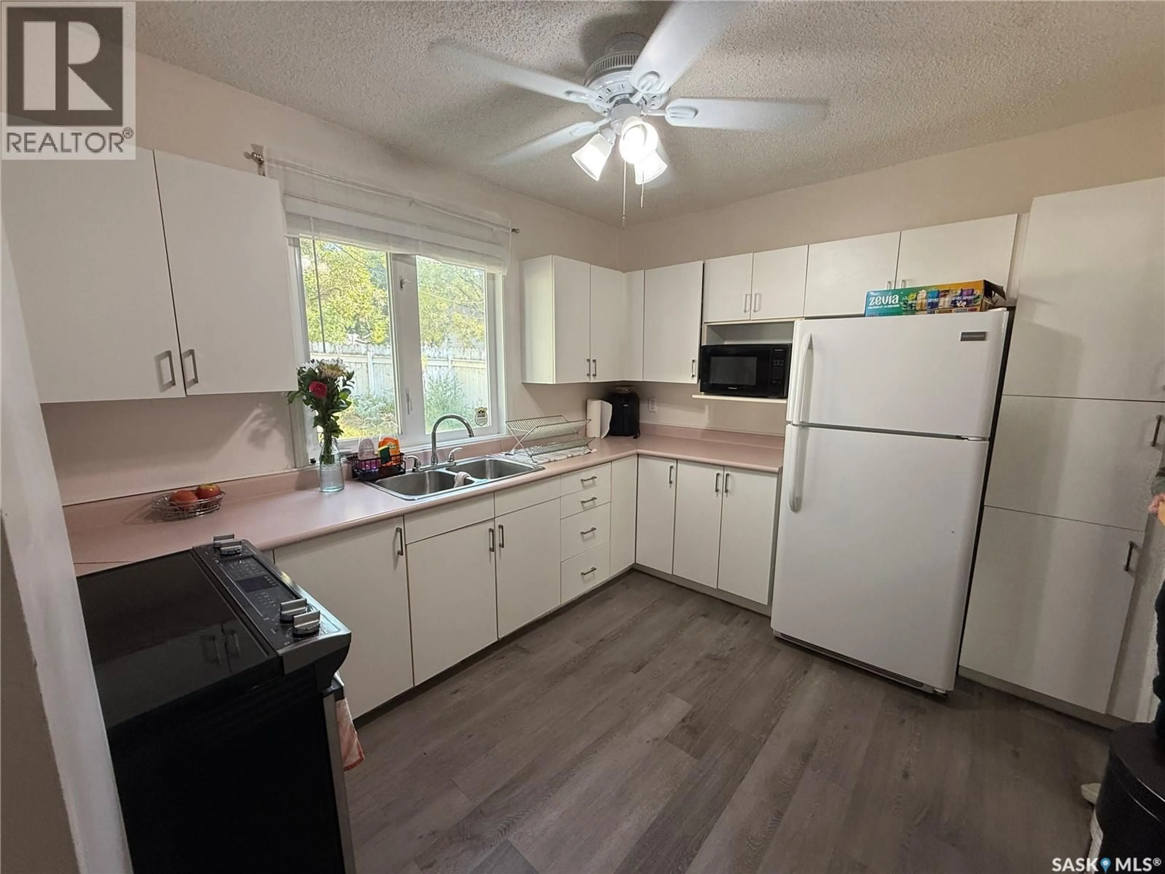 Standard kitchen, unknown for 615 C AVENUE, Saskatoon Saskatchewan S7L1J6