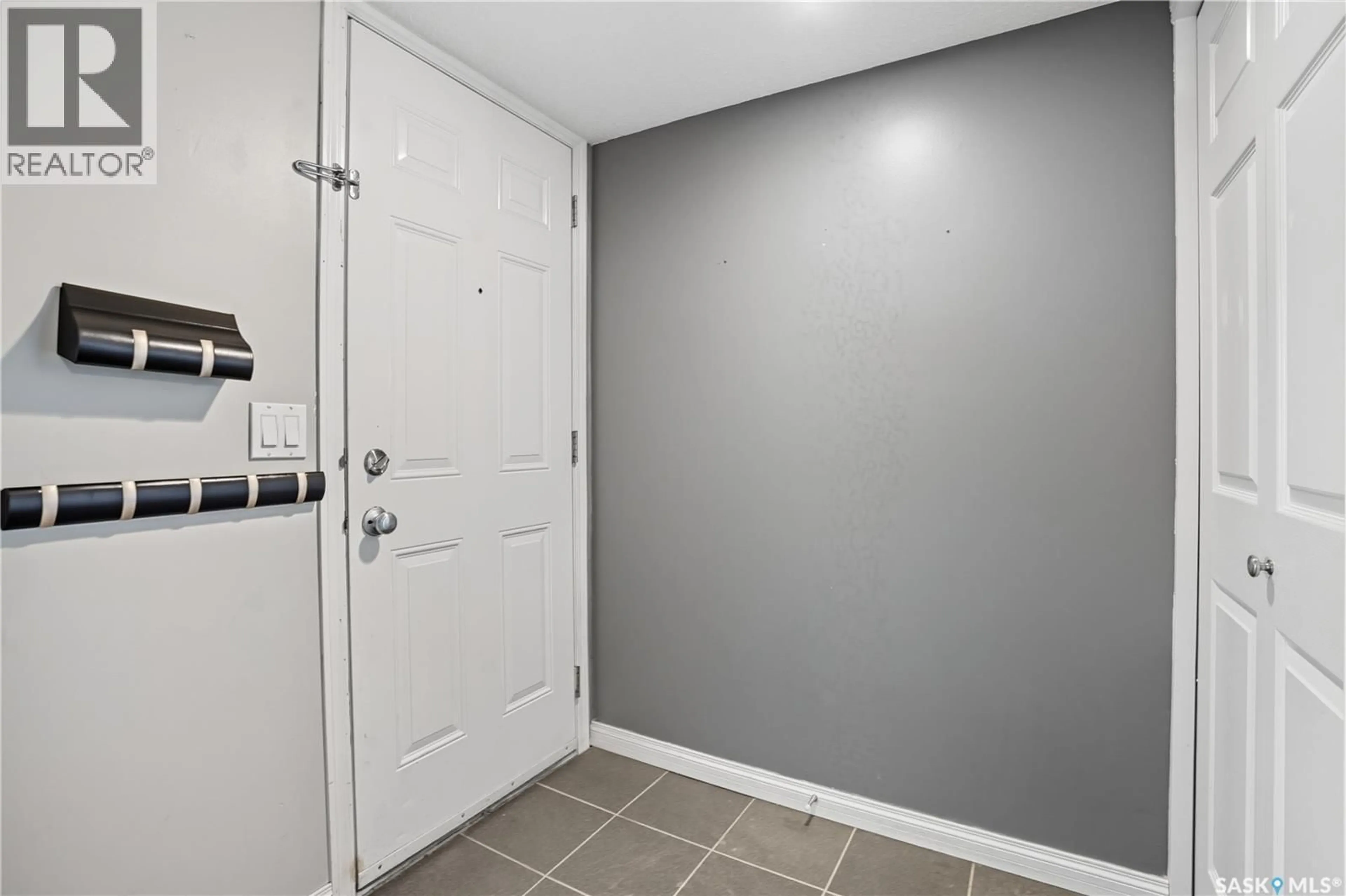 Indoor entryway for 300 160 GORE PLACE, Regina Saskatchewan S4T7S4