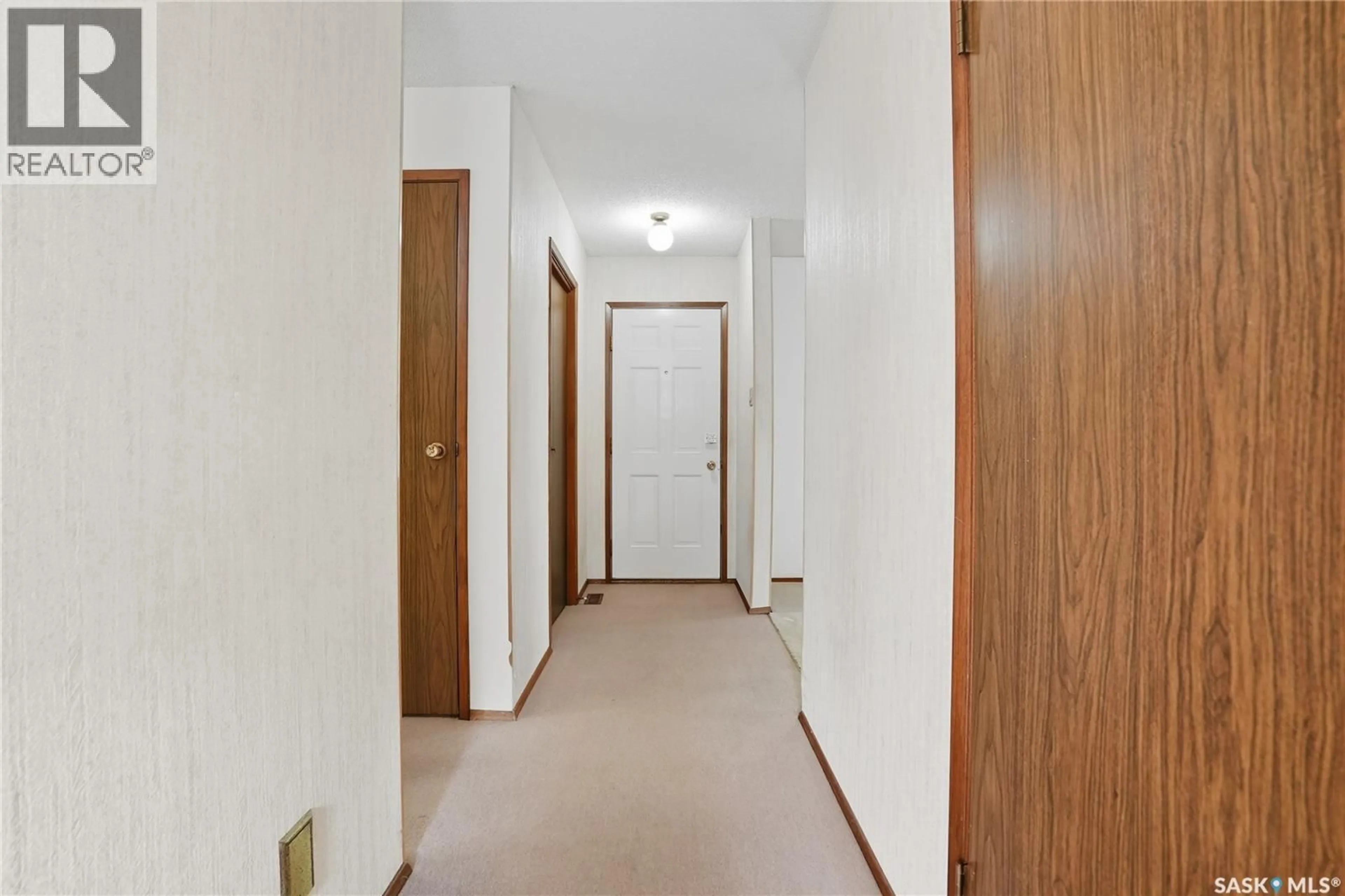Indoor foyer for 3803 MIYO-WÂHKÔHTOWIN ROAD, Saskatoon Saskatchewan S7L5T1