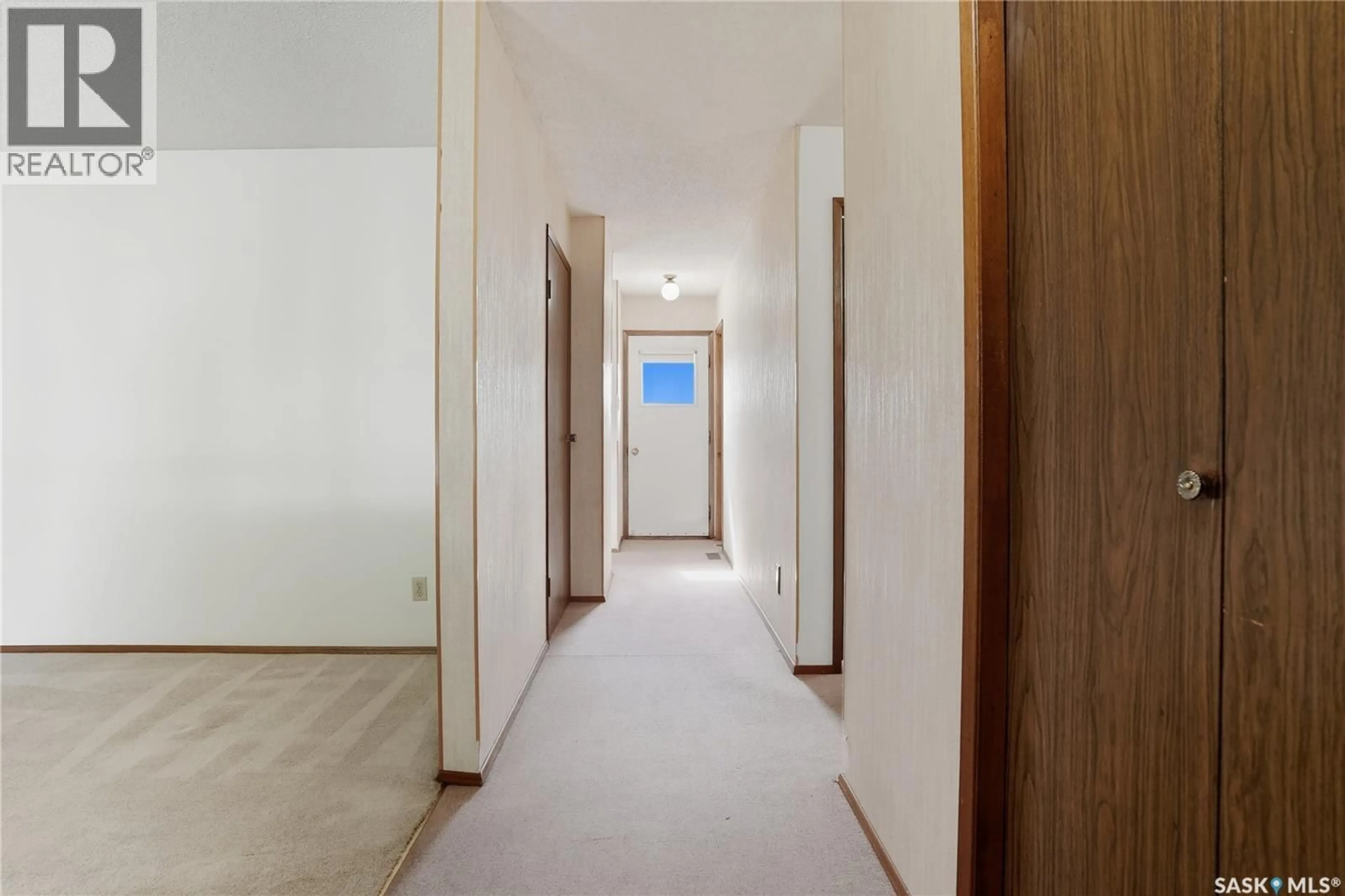 Indoor foyer for 3803 MIYO-WÂHKÔHTOWIN ROAD, Saskatoon Saskatchewan S7L5T1
