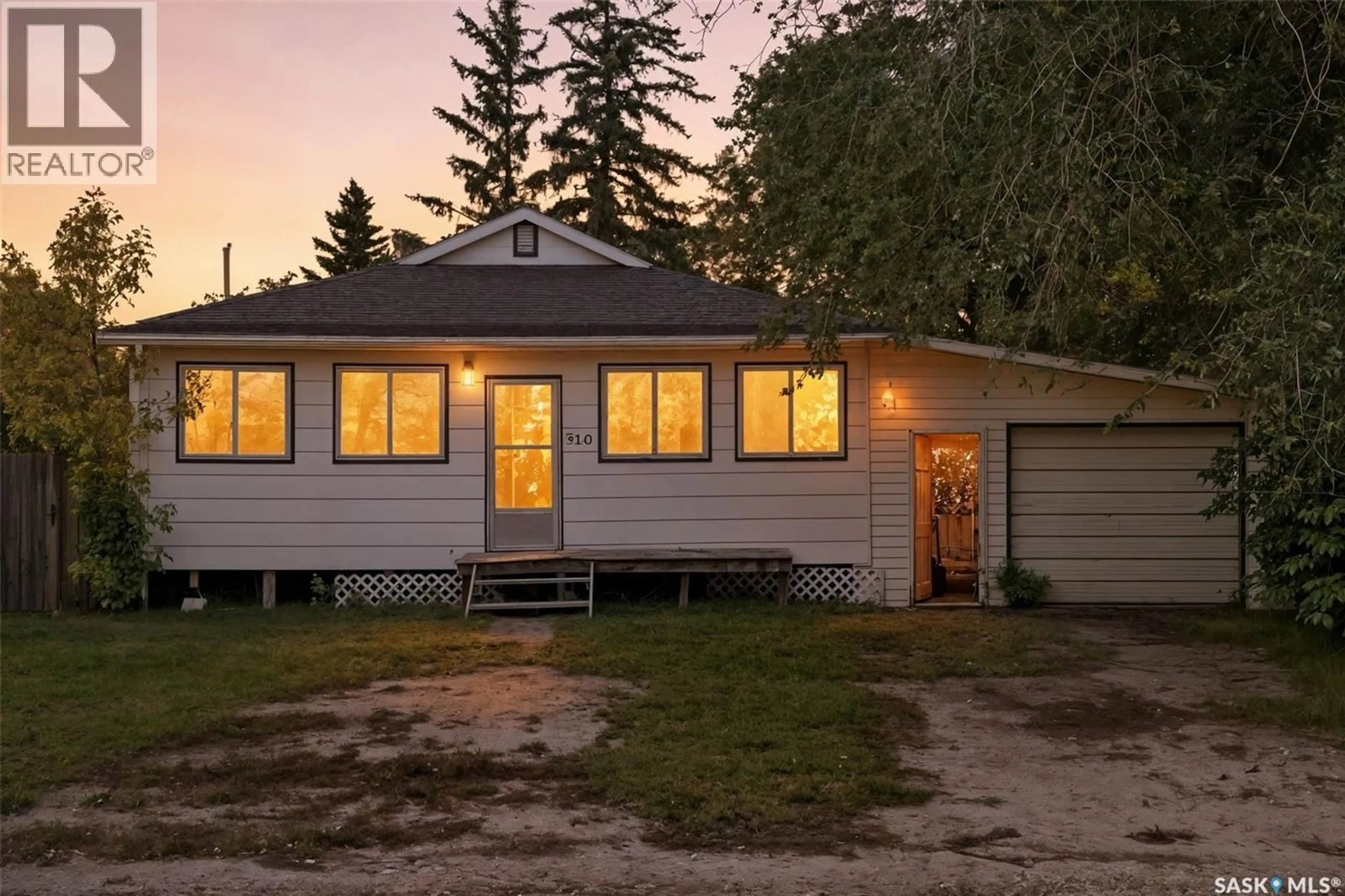 Home with vinyl exterior material, street for 310 COLBORNE AVENUE, Viscount Saskatchewan S0K4M0
