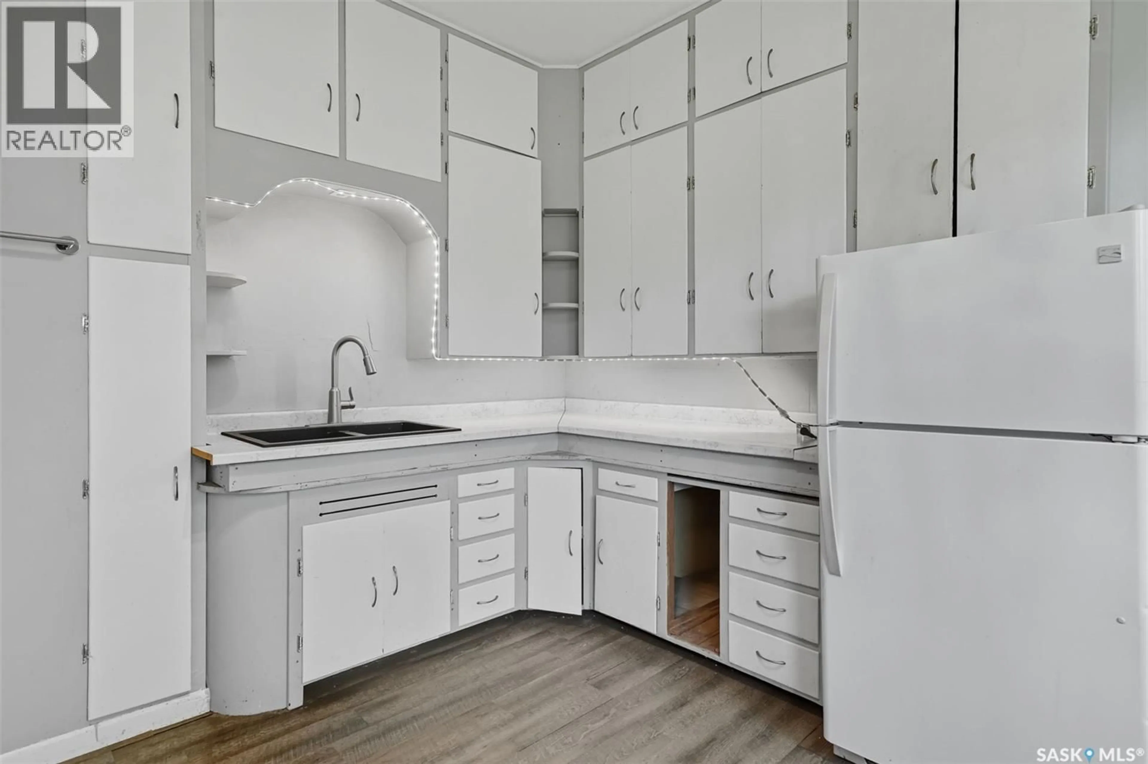 Standard kitchen, unknown for 310 COLBORNE AVENUE, Viscount Saskatchewan S0K4M0