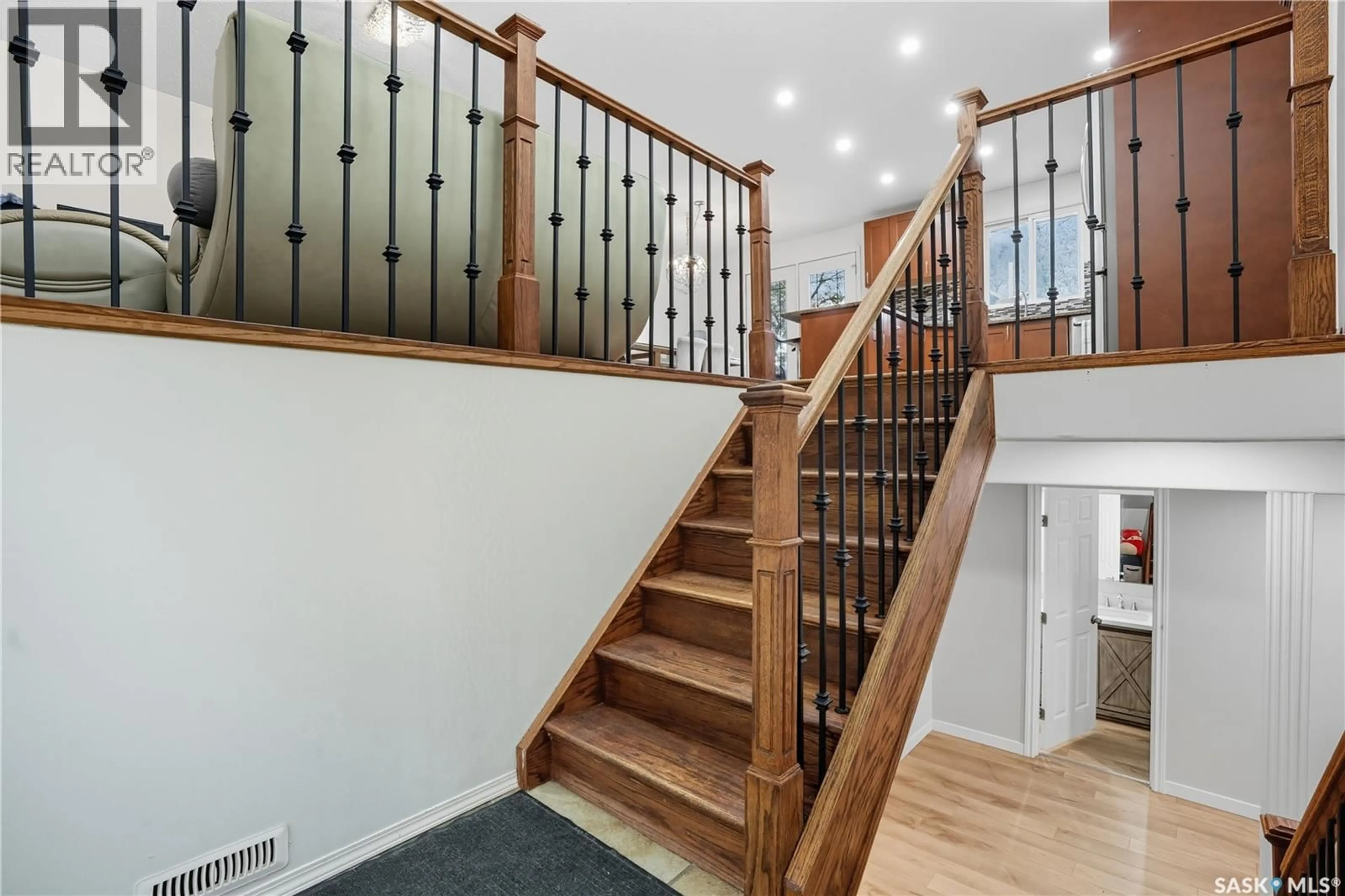 Stairs for 43 WOODSWORTH CRESCENT, Regina Saskatchewan S4T7A9