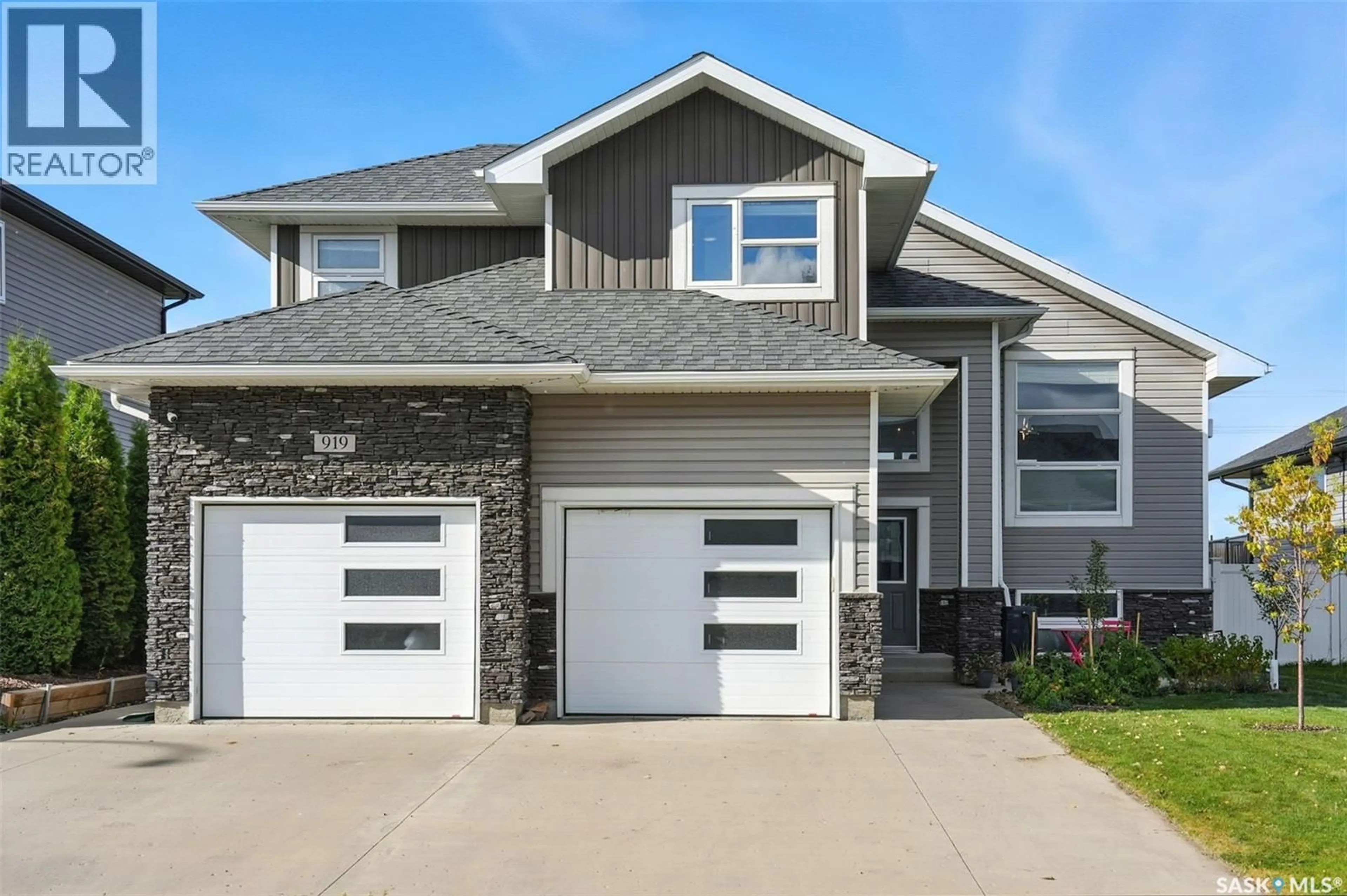 Home with vinyl exterior material, street for 919 HARGREAVES MANOR, Saskatoon Saskatchewan S7R0K5