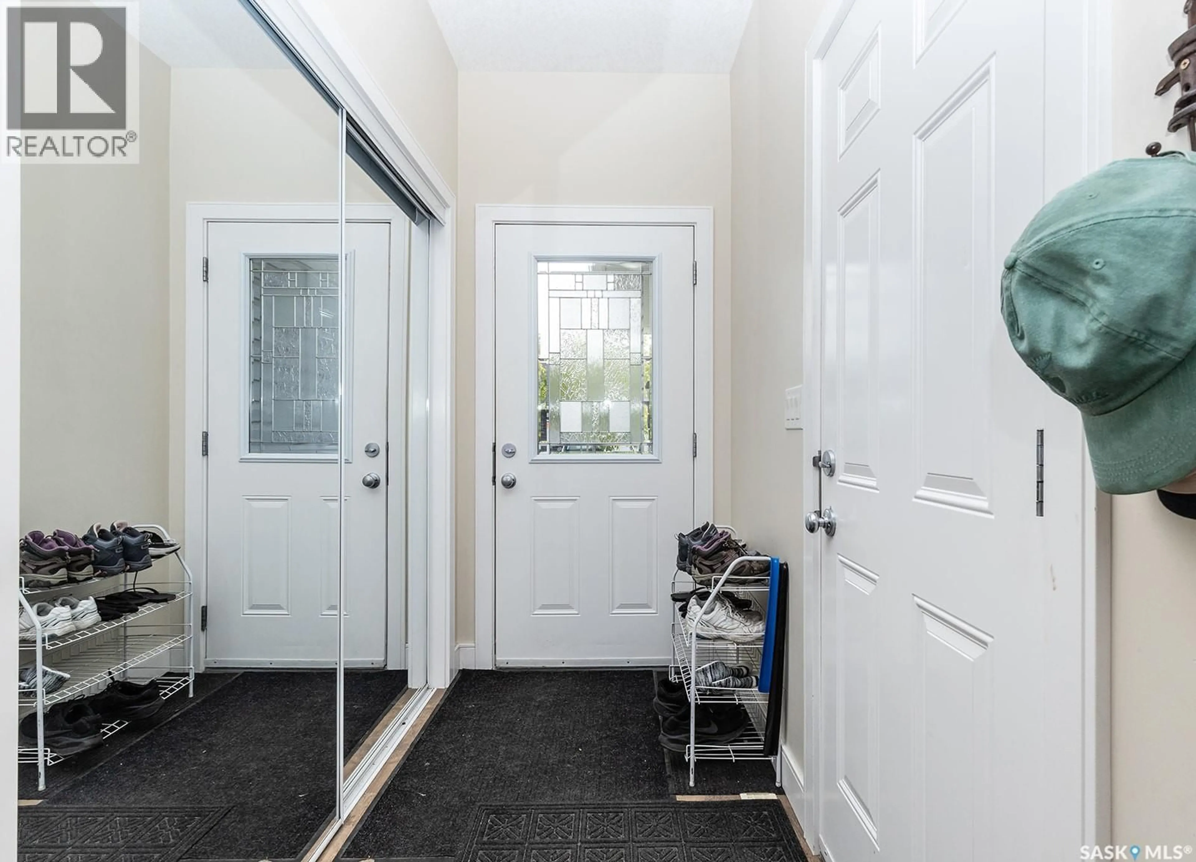 Indoor entryway for 2 - 3214 11TH STREET, Saskatoon Saskatchewan S7M5G3