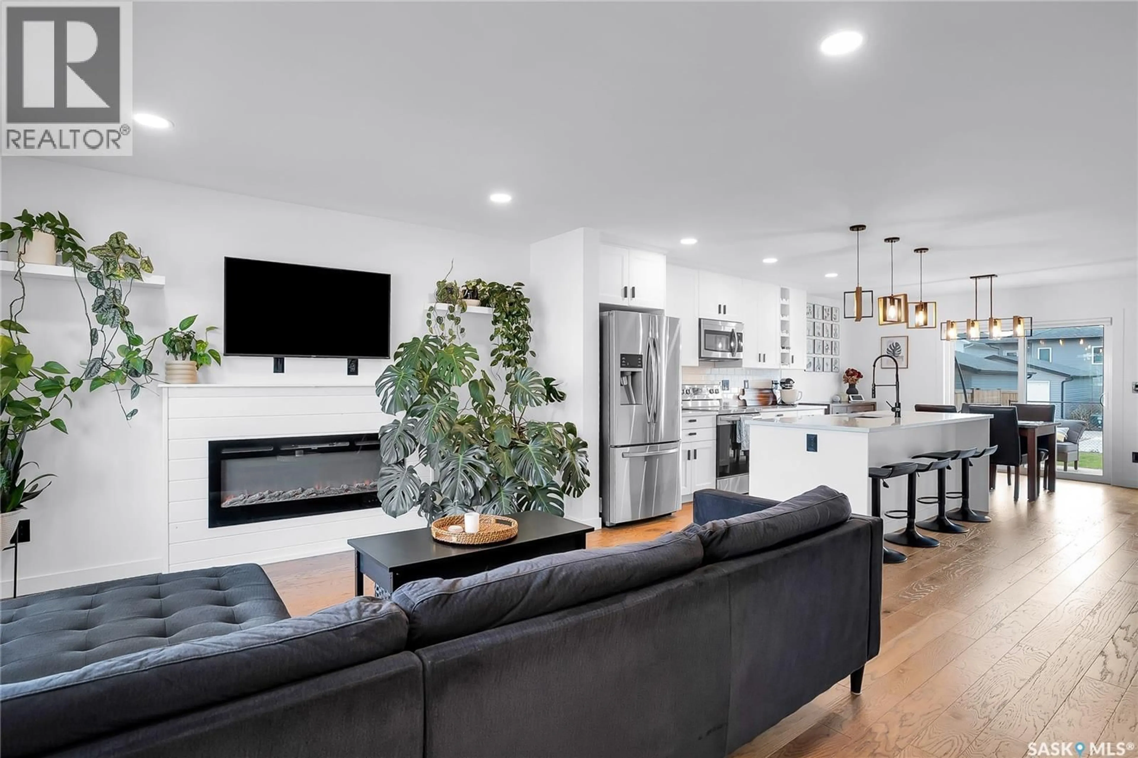 Open concept kitchen, unknown for 656 FEHEREGYHAZI BOULEVARD, Saskatoon Saskatchewan S7W1C4
