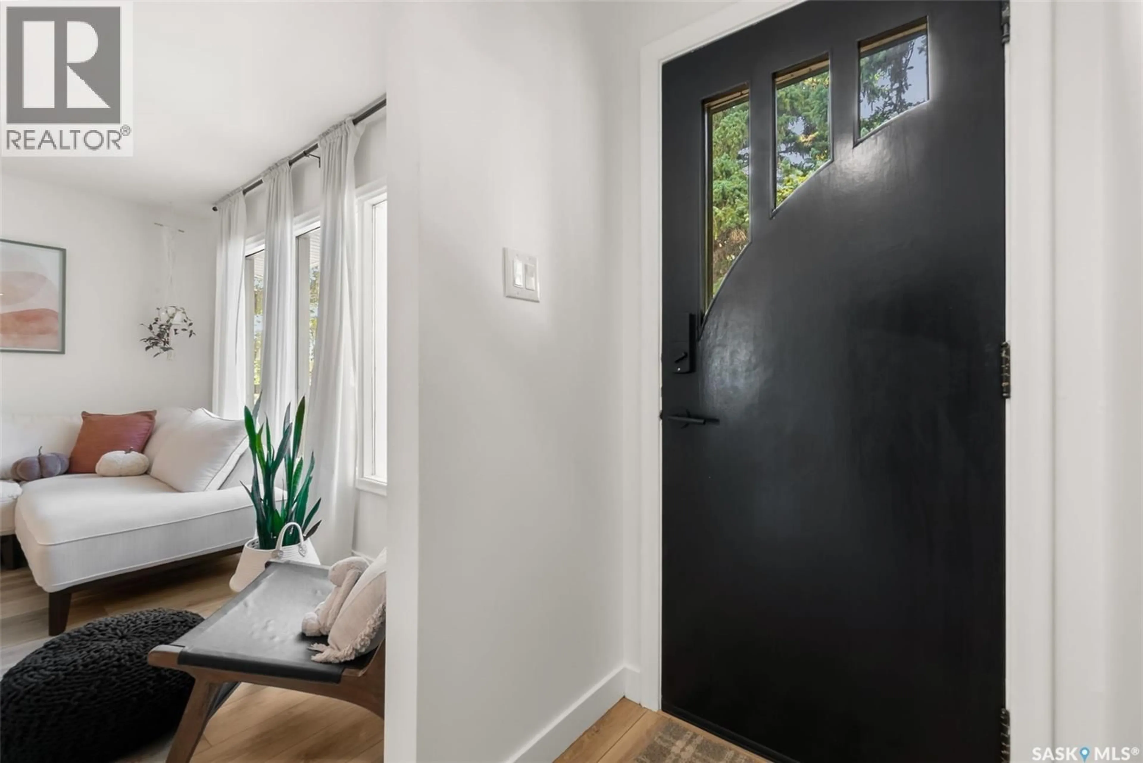 Indoor entryway for 2860 QUEEN STREET, Regina Saskatchewan S4S2E4