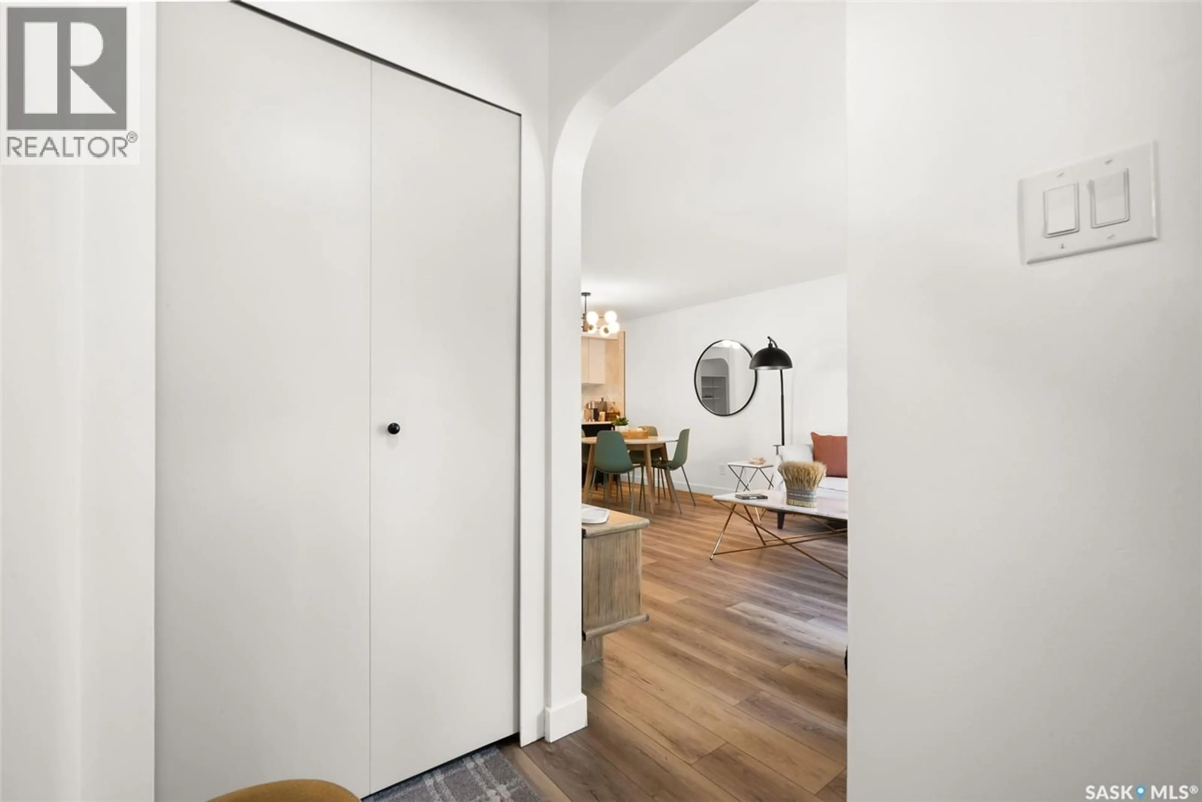 Indoor entryway for 2860 QUEEN STREET, Regina Saskatchewan S4S2E4