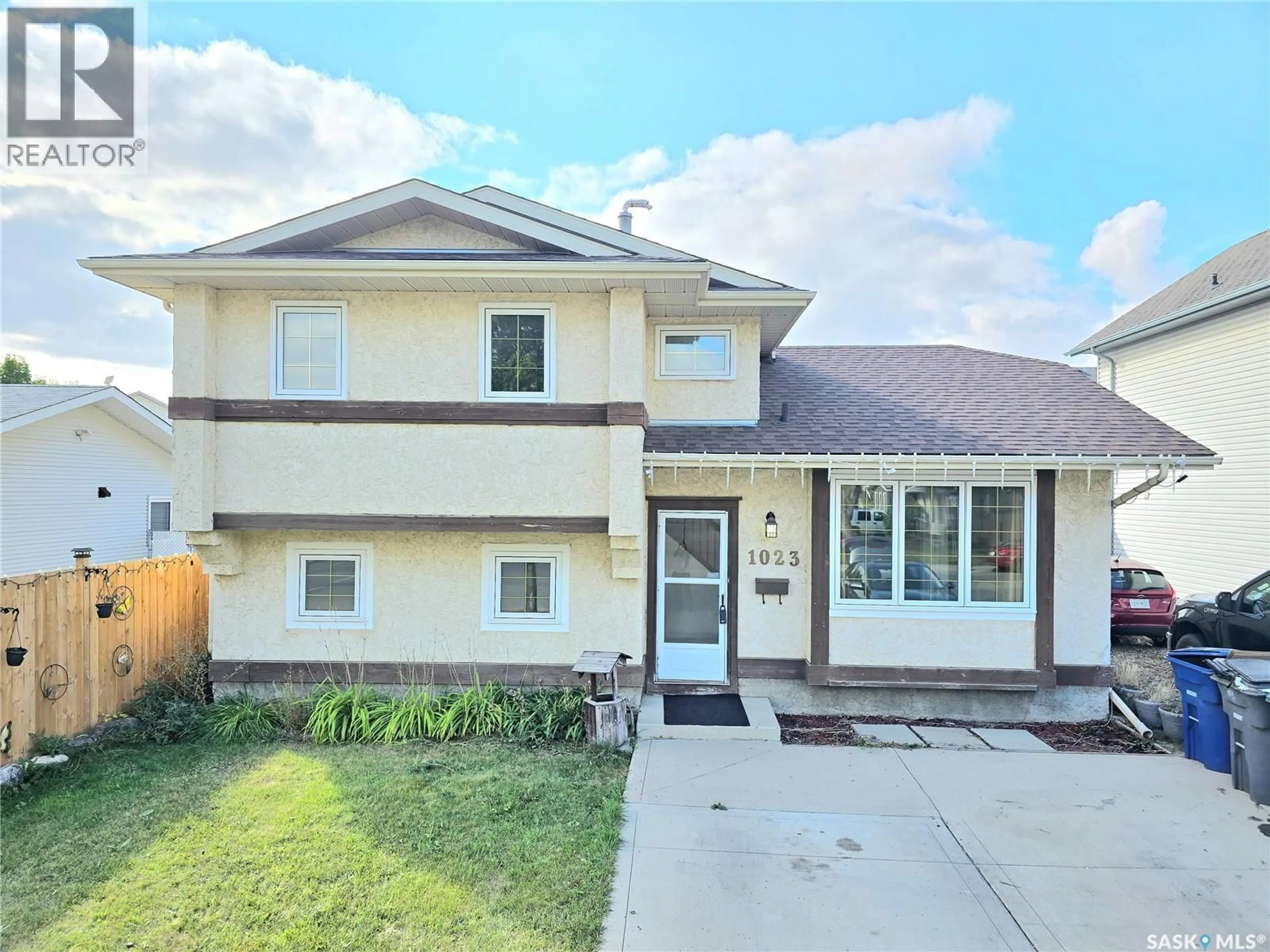 Home with vinyl exterior material, street for 1023 STEEVES AVENUE, Saskatoon Saskatchewan S7L5N6