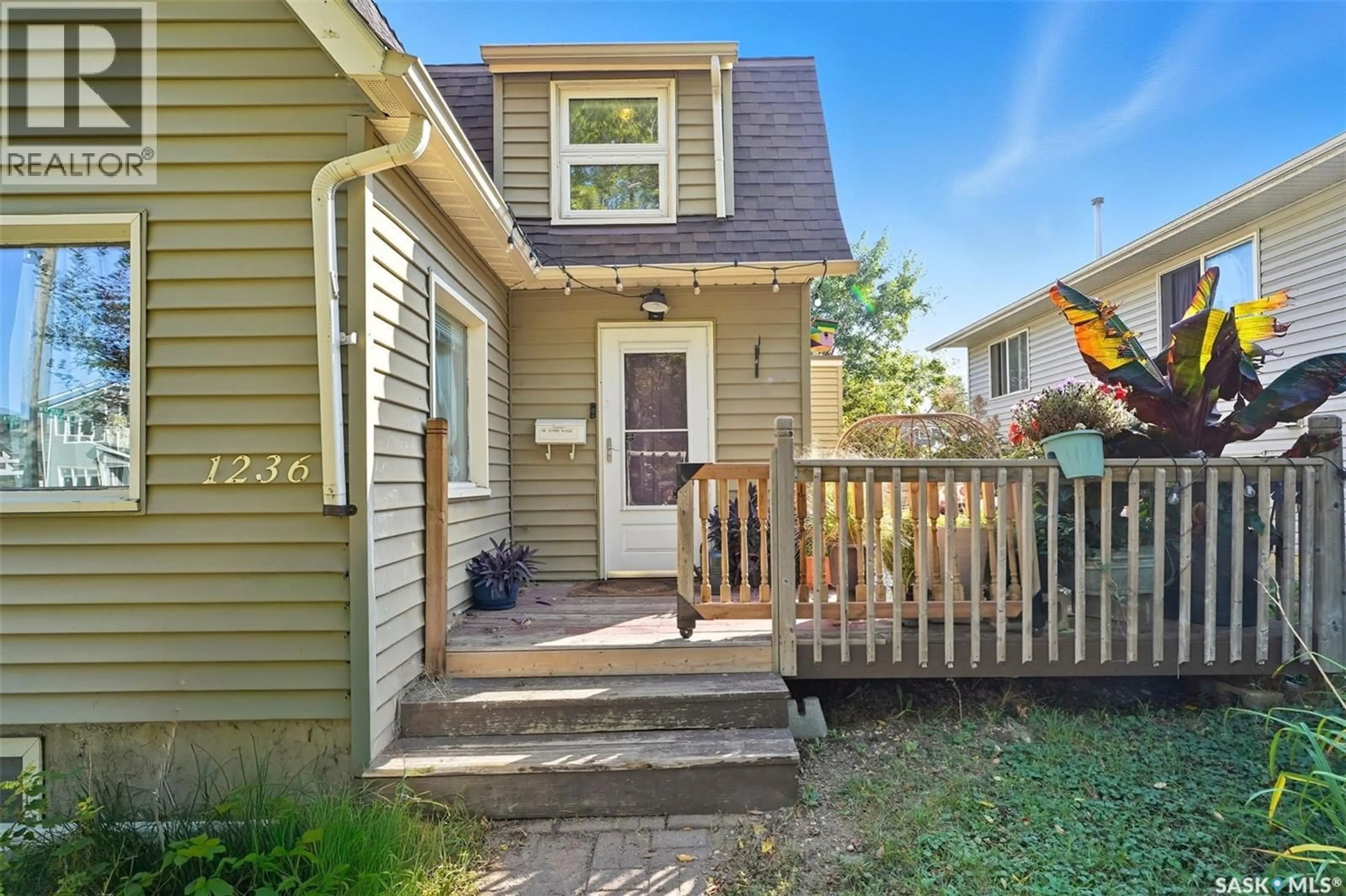 Home with vinyl exterior material, street for 1236 H AVENUE, Saskatoon Saskatchewan S7L2E2