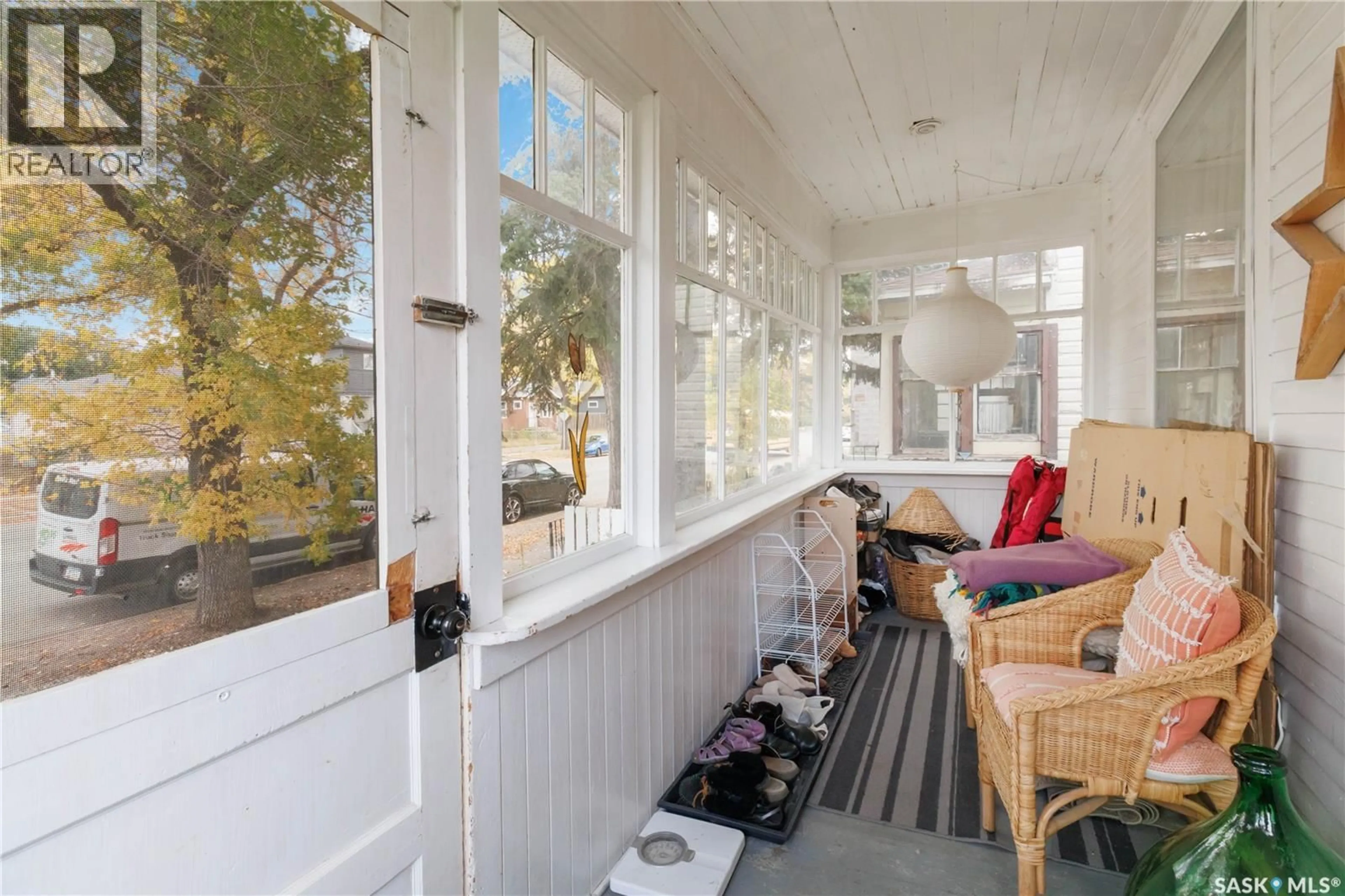 Patio, street for 609 H AVENUE S, Saskatoon Saskatchewan S7M1X1