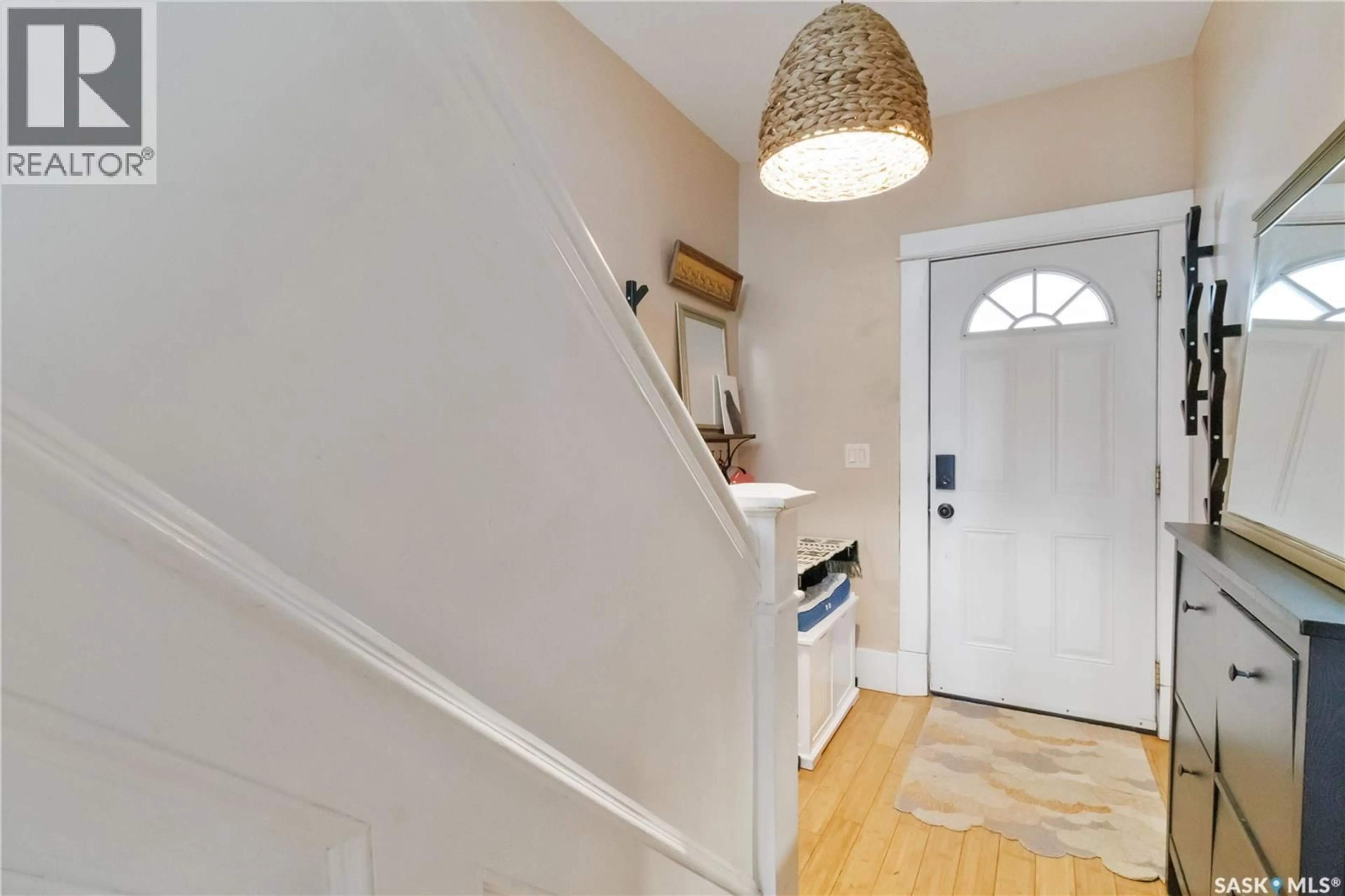 Indoor entryway for 609 H AVENUE S, Saskatoon Saskatchewan S7M1X1