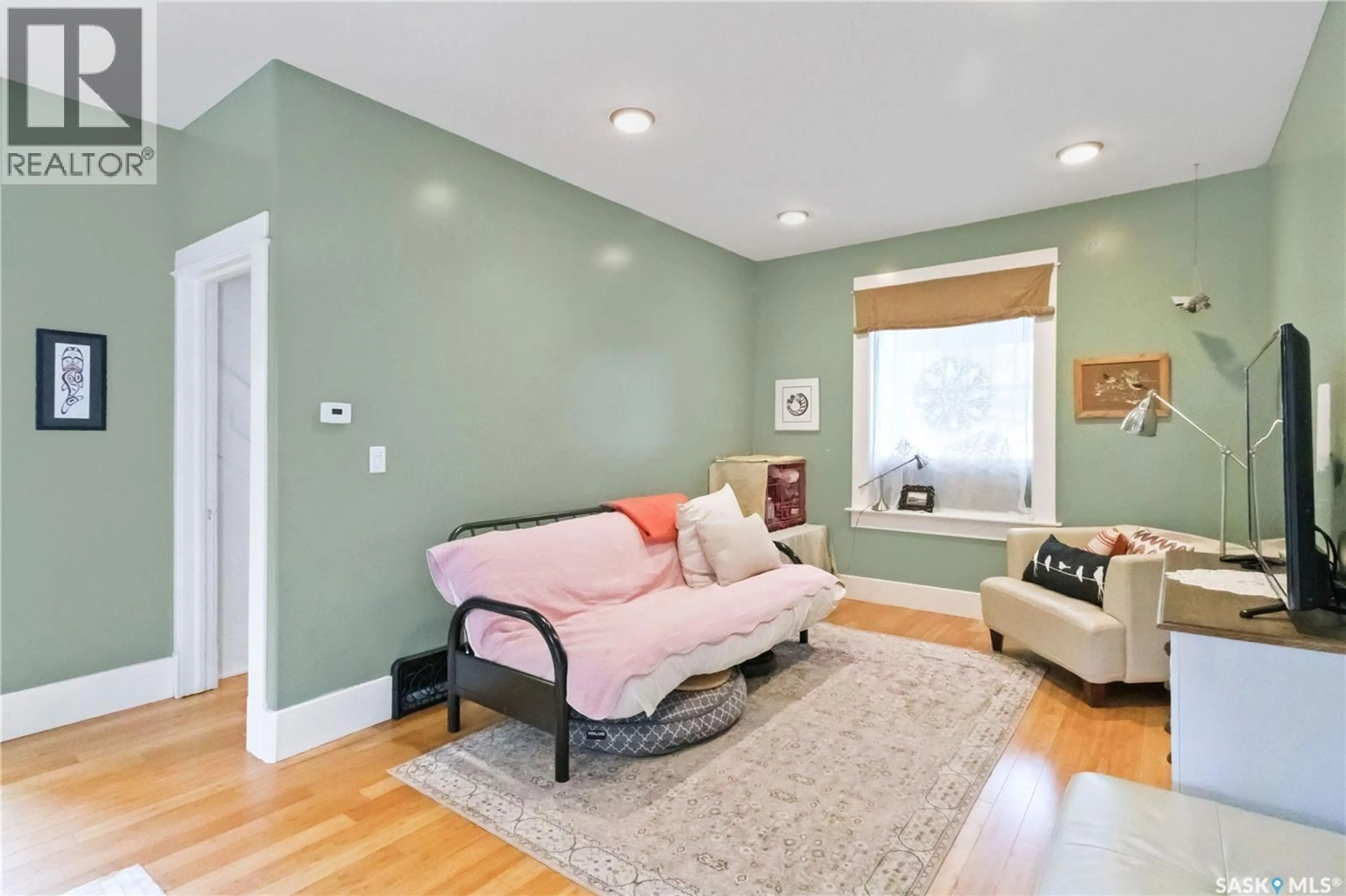 Living room with furniture, unknown for 609 H AVENUE S, Saskatoon Saskatchewan S7M1X1
