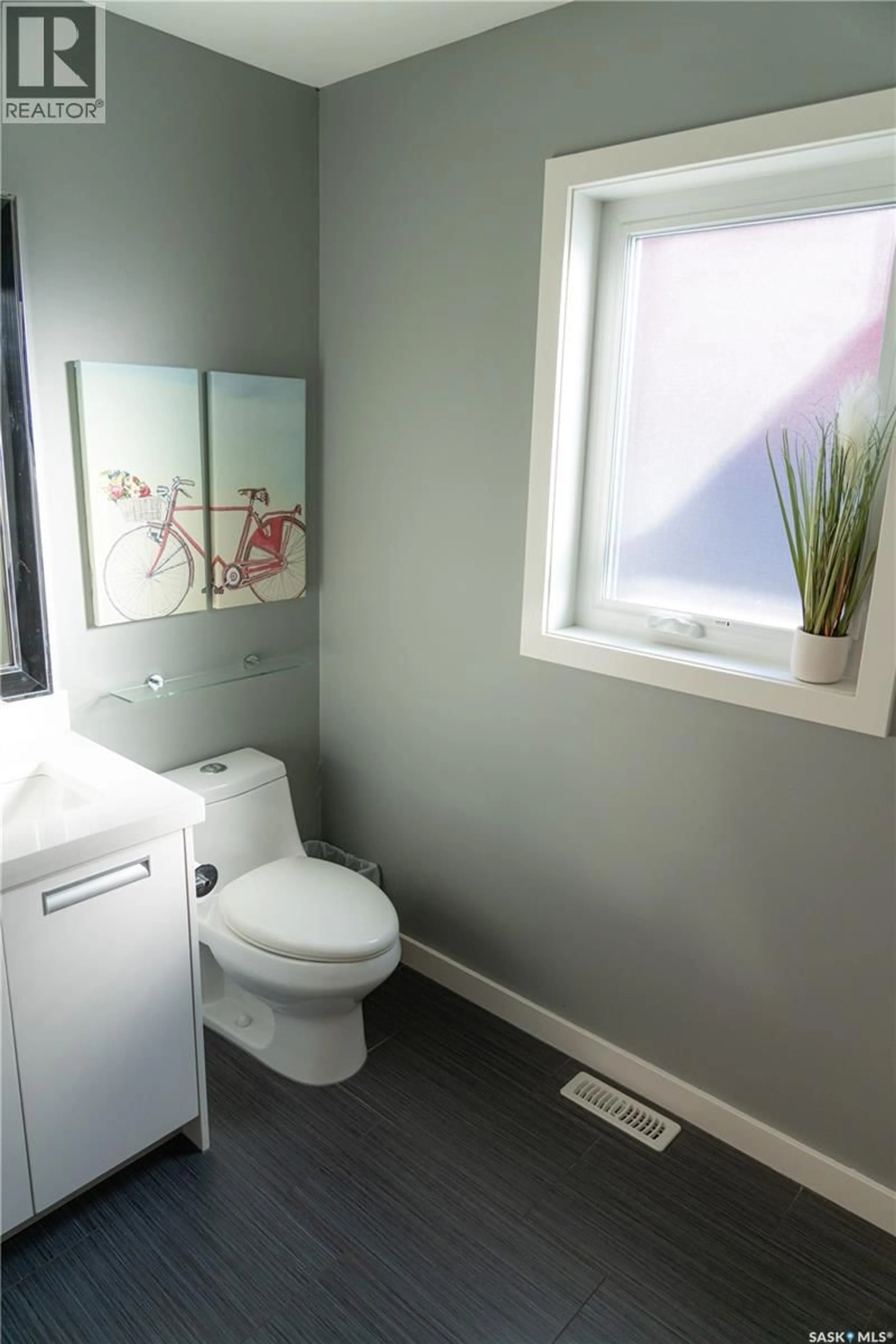Standard bathroom, unknown for 807 LYND CRESCENT, Saskatoon Saskatchewan S7T0C5