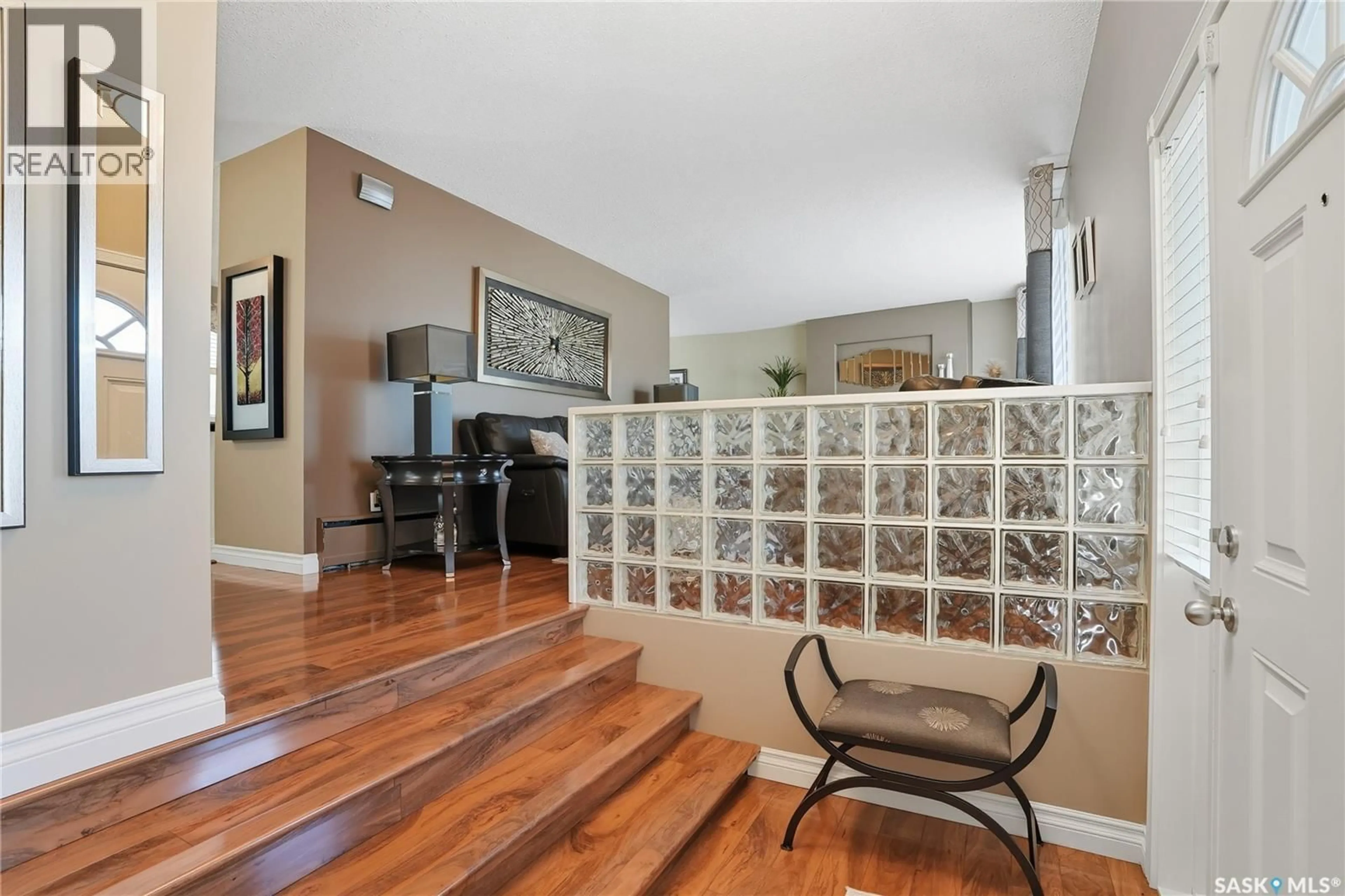 Indoor foyer for 402 WITNEY AVENUE, Saskatoon Saskatchewan S7L3M7