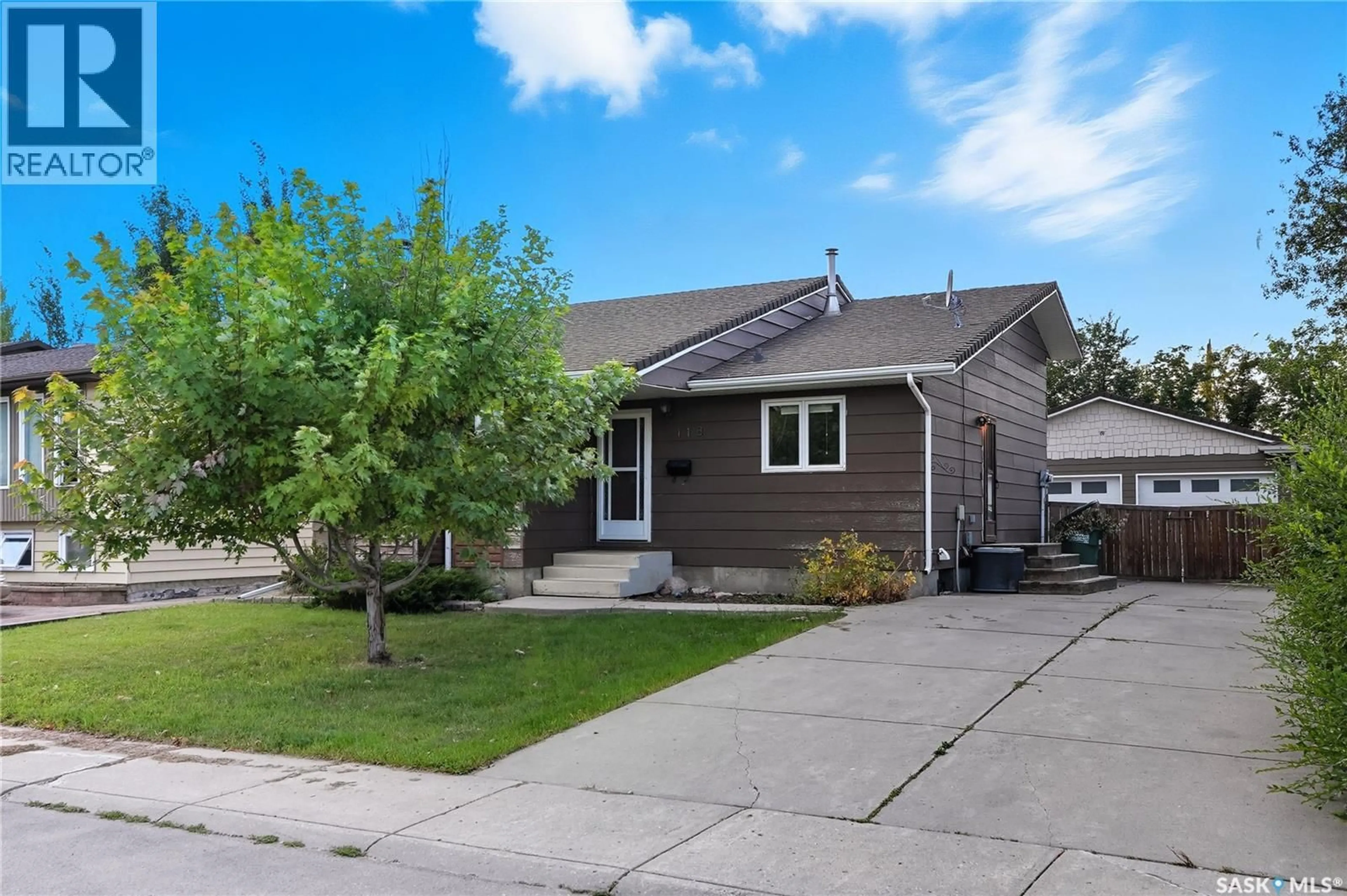 Home with vinyl exterior material, street for 118 DELAYEN CRESCENT, Saskatoon Saskatchewan S7N2N6