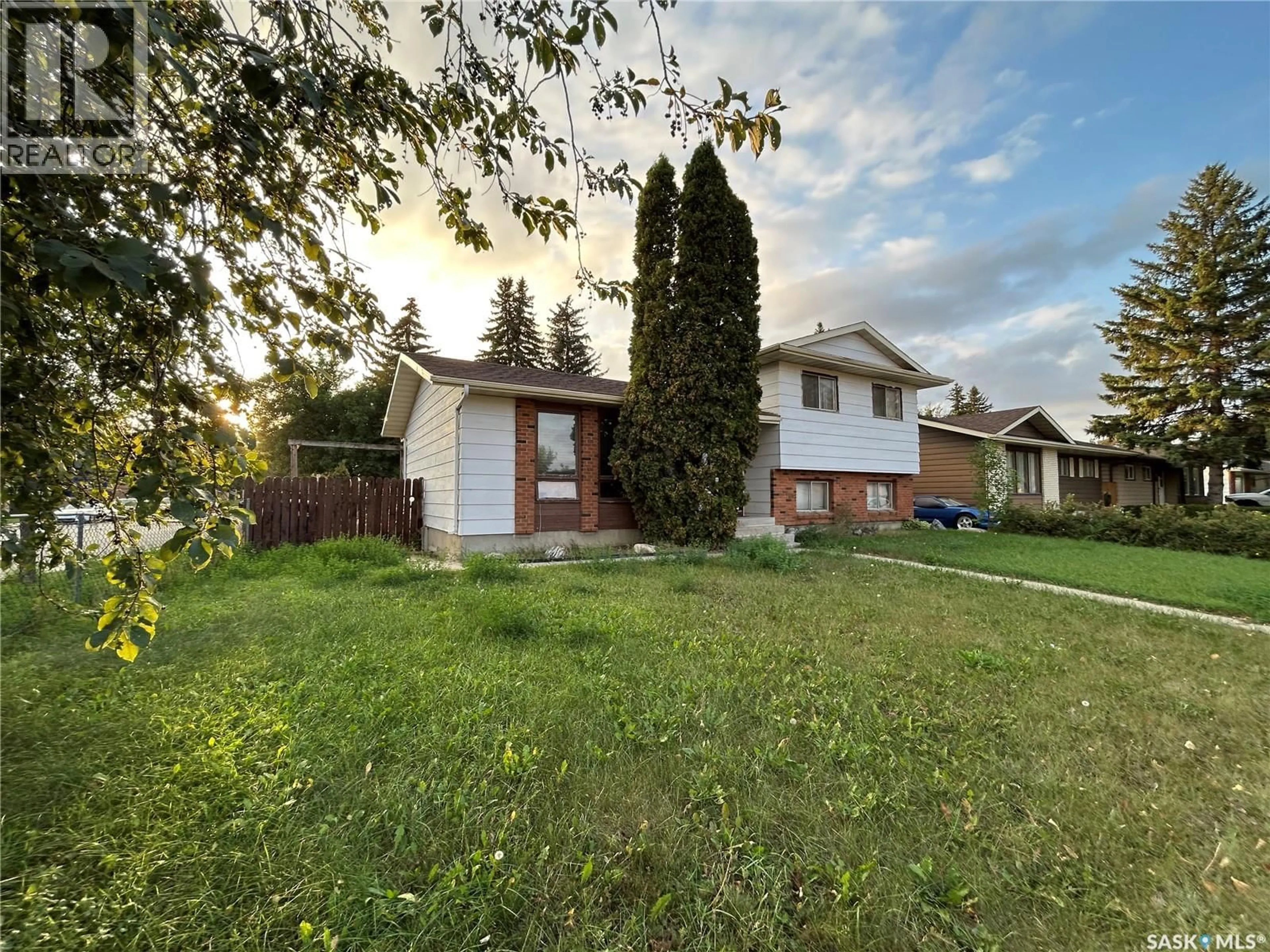 A pic from outside/outdoor area/front of a property/back of a property/a pic from drone, street for 238 THOMAS CRESCENT, Saskatoon Saskatchewan S7M4W3