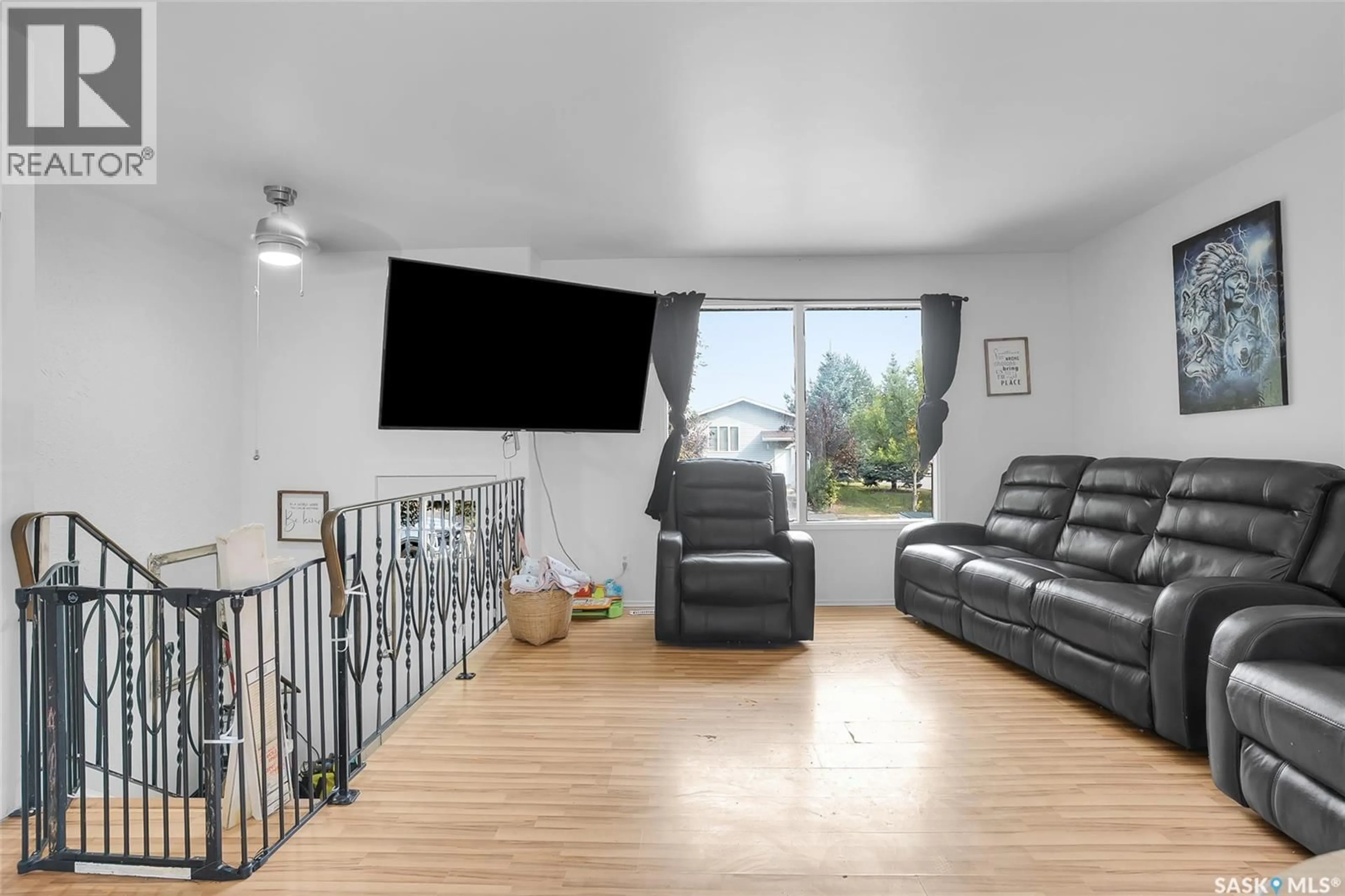 Living room with furniture, unknown for 1633 B AVENUE, Saskatoon Saskatchewan S7L1H2