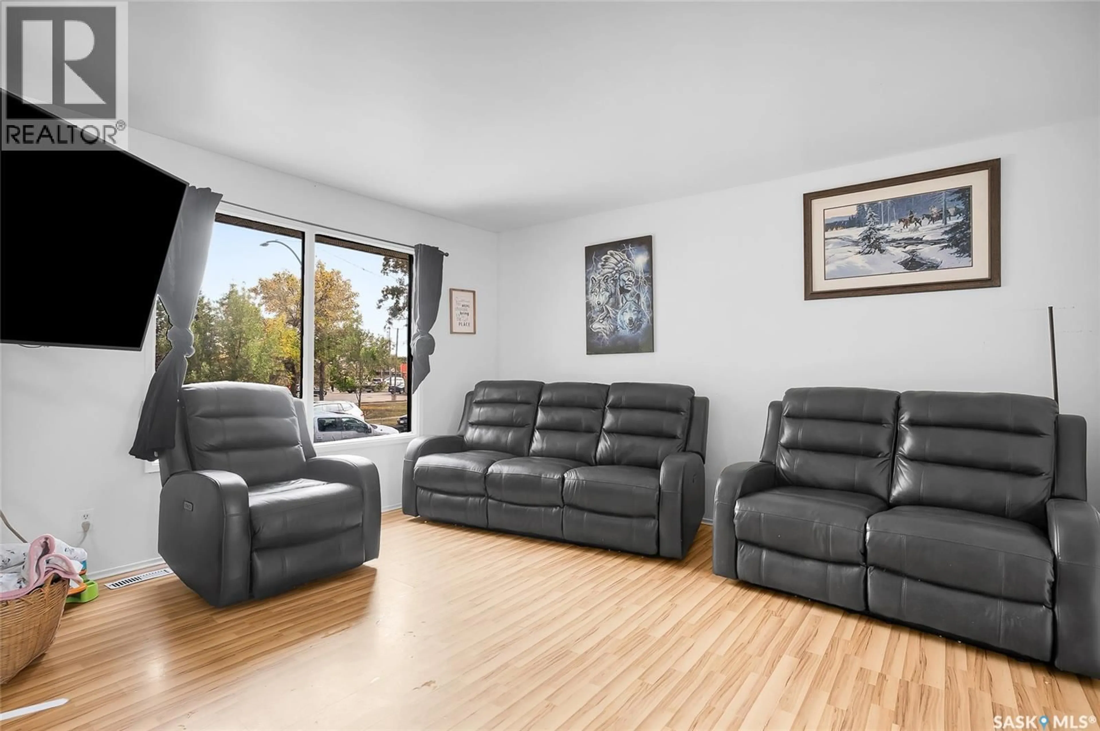 Living room with furniture, unknown for 1633 B AVENUE, Saskatoon Saskatchewan S7L1H2