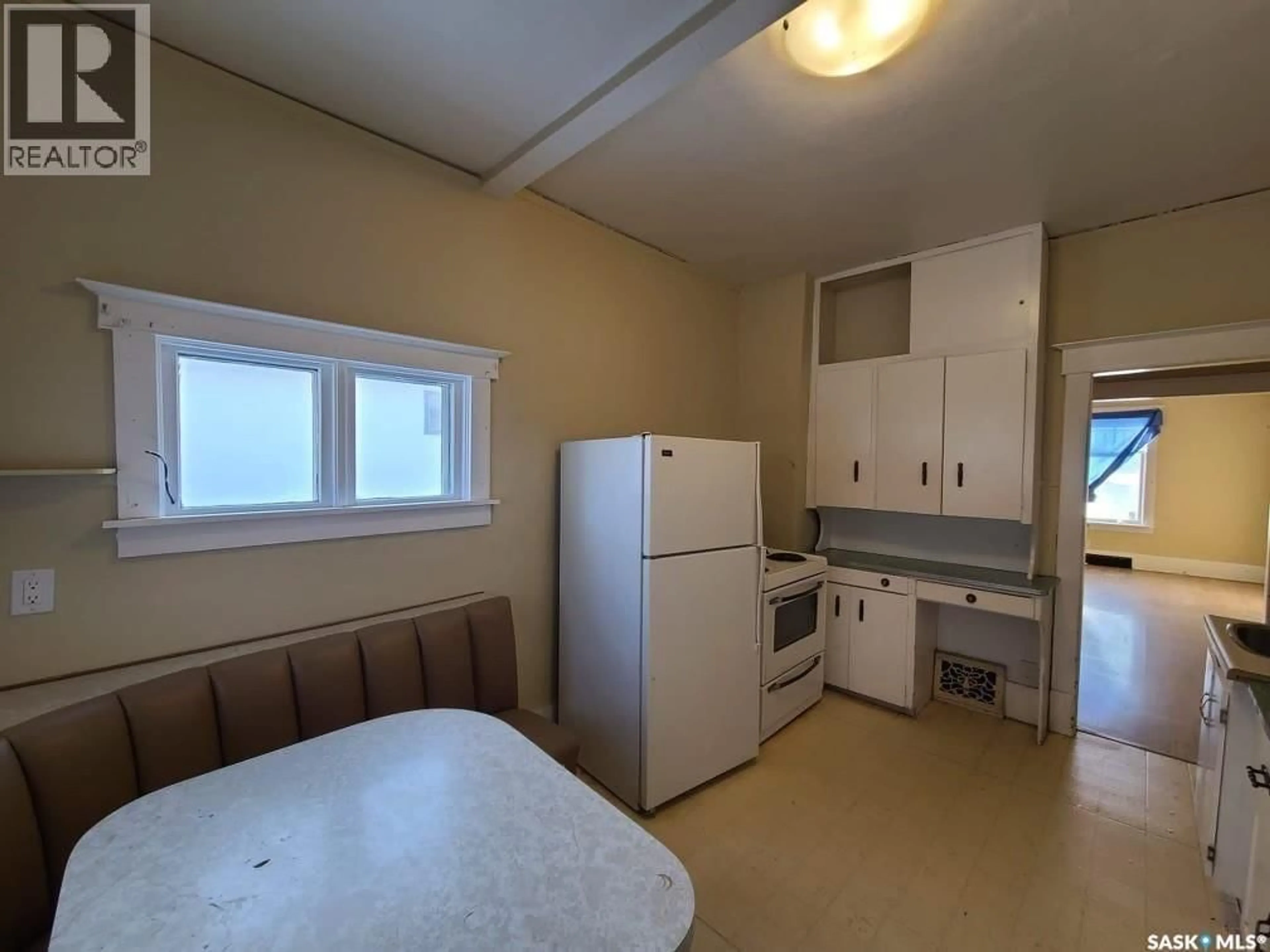 Standard kitchen, unknown for 322 H AVENUE, Saskatoon Saskatchewan S7M1W3