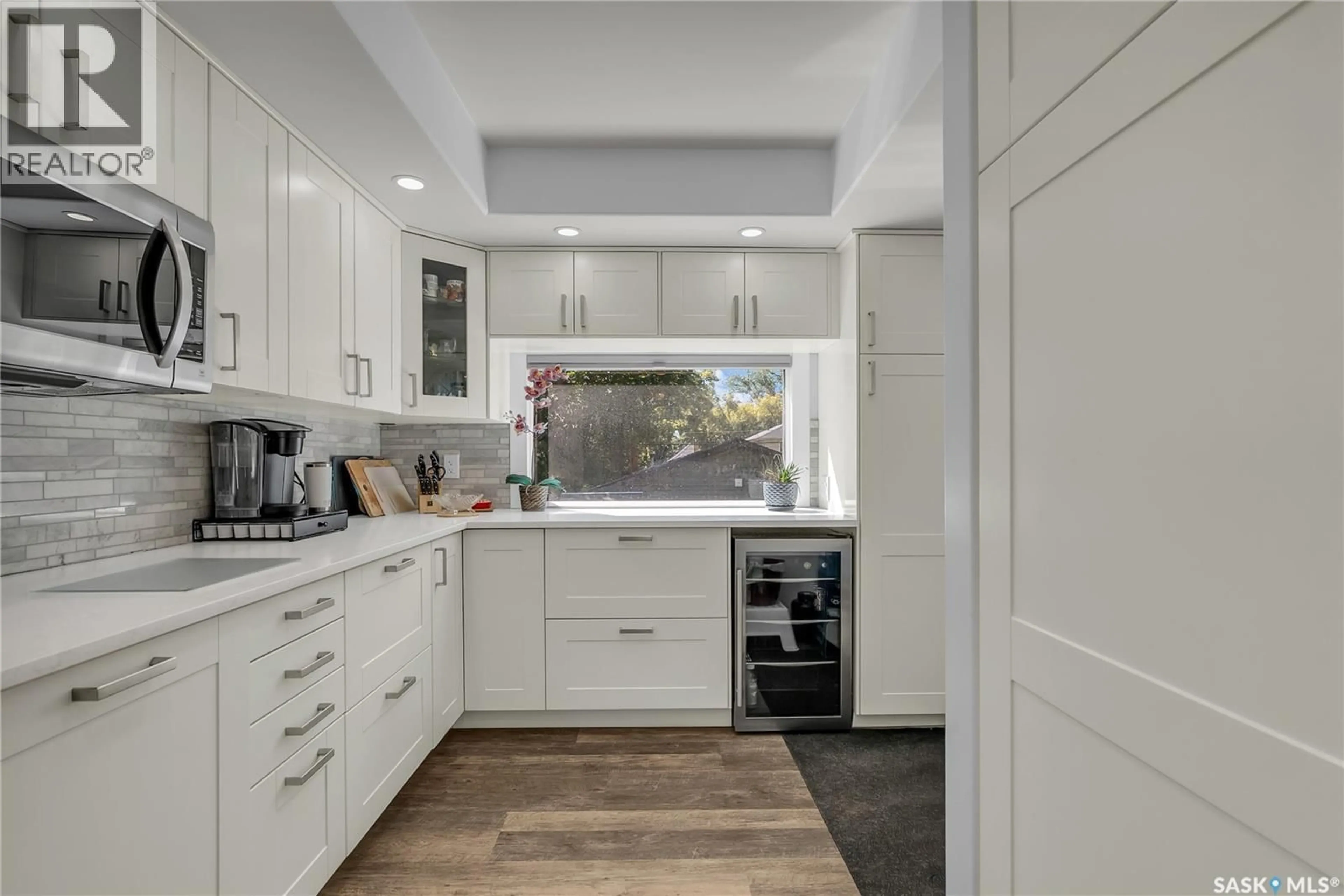 Contemporary kitchen, ceramic/tile floor for 211 28TH STREET, Saskatoon Saskatchewan S7L0K4