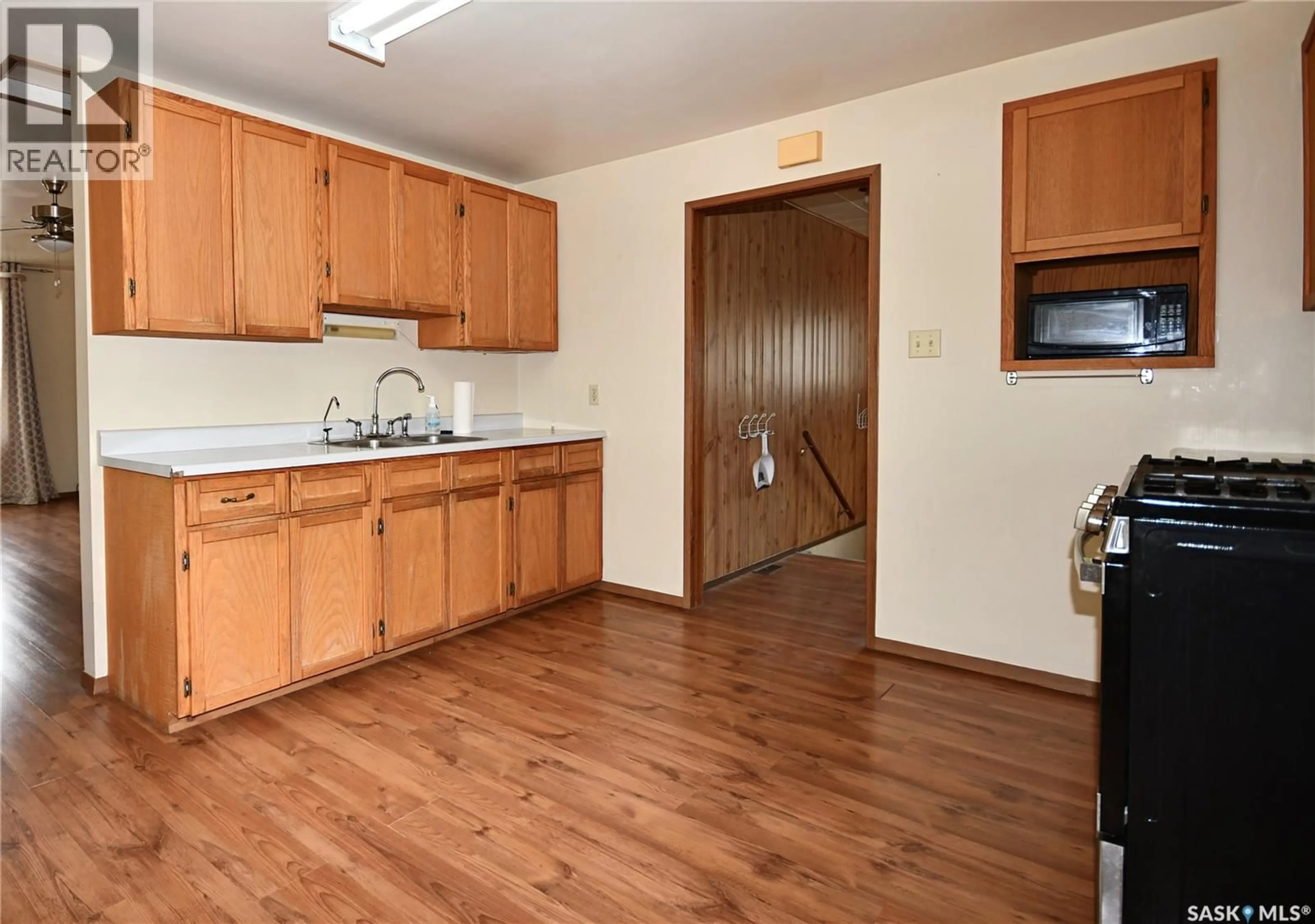 Standard kitchen, wood/laminate floor for 209 4TH AVENUE, Shellbrook Saskatchewan S0J2E0