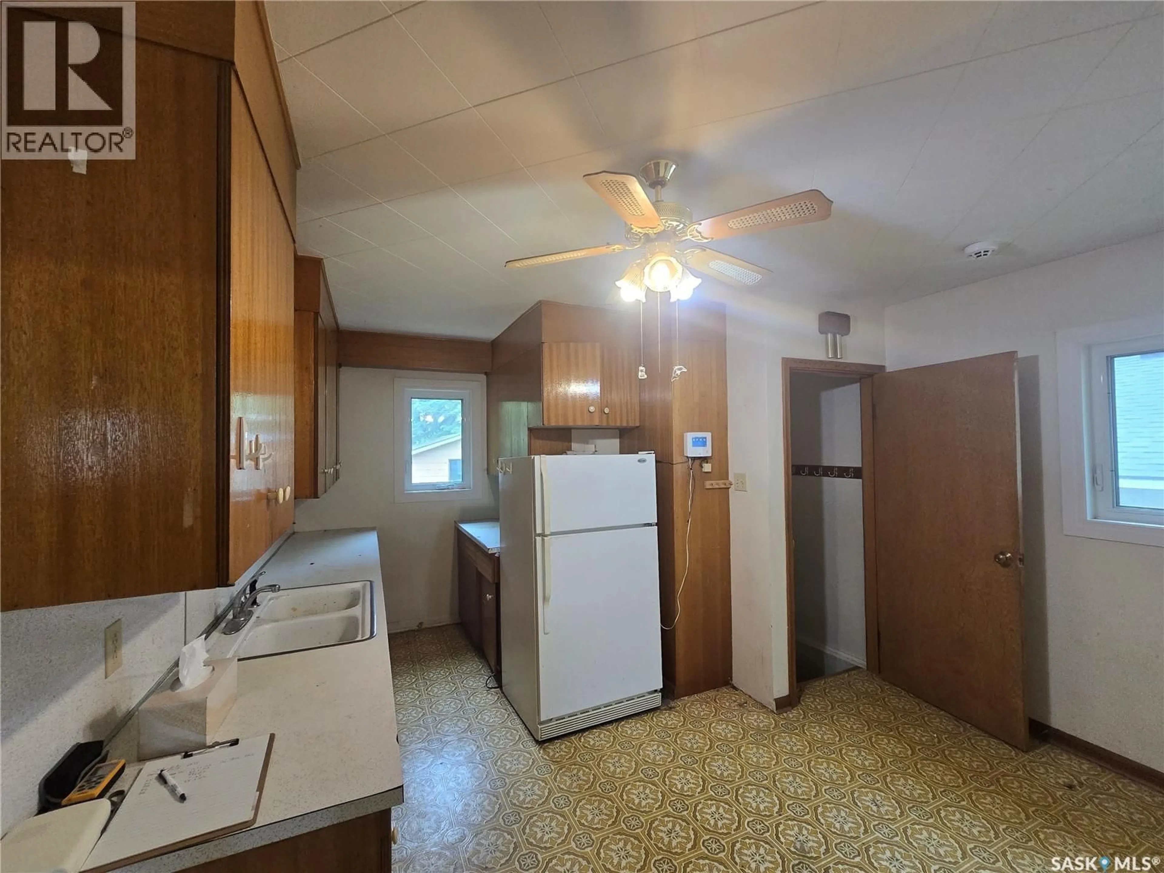 Standard kitchen, unknown for 412 V AVENUE, Saskatoon Saskatchewan S7M3E7