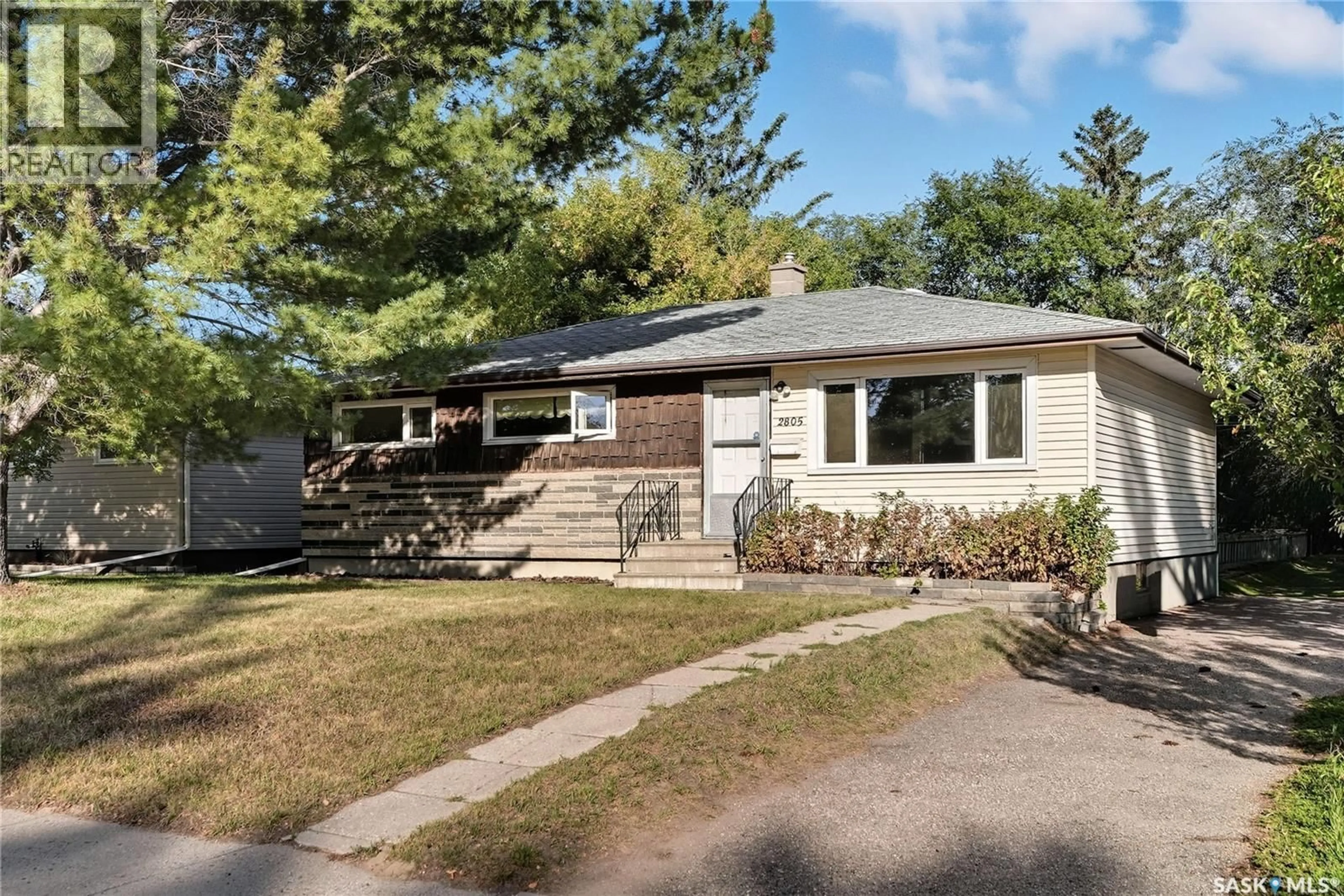 Home with vinyl exterior material, street for 2805 CUMBERLAND AVENUE, Saskatoon Saskatchewan S7J2A5