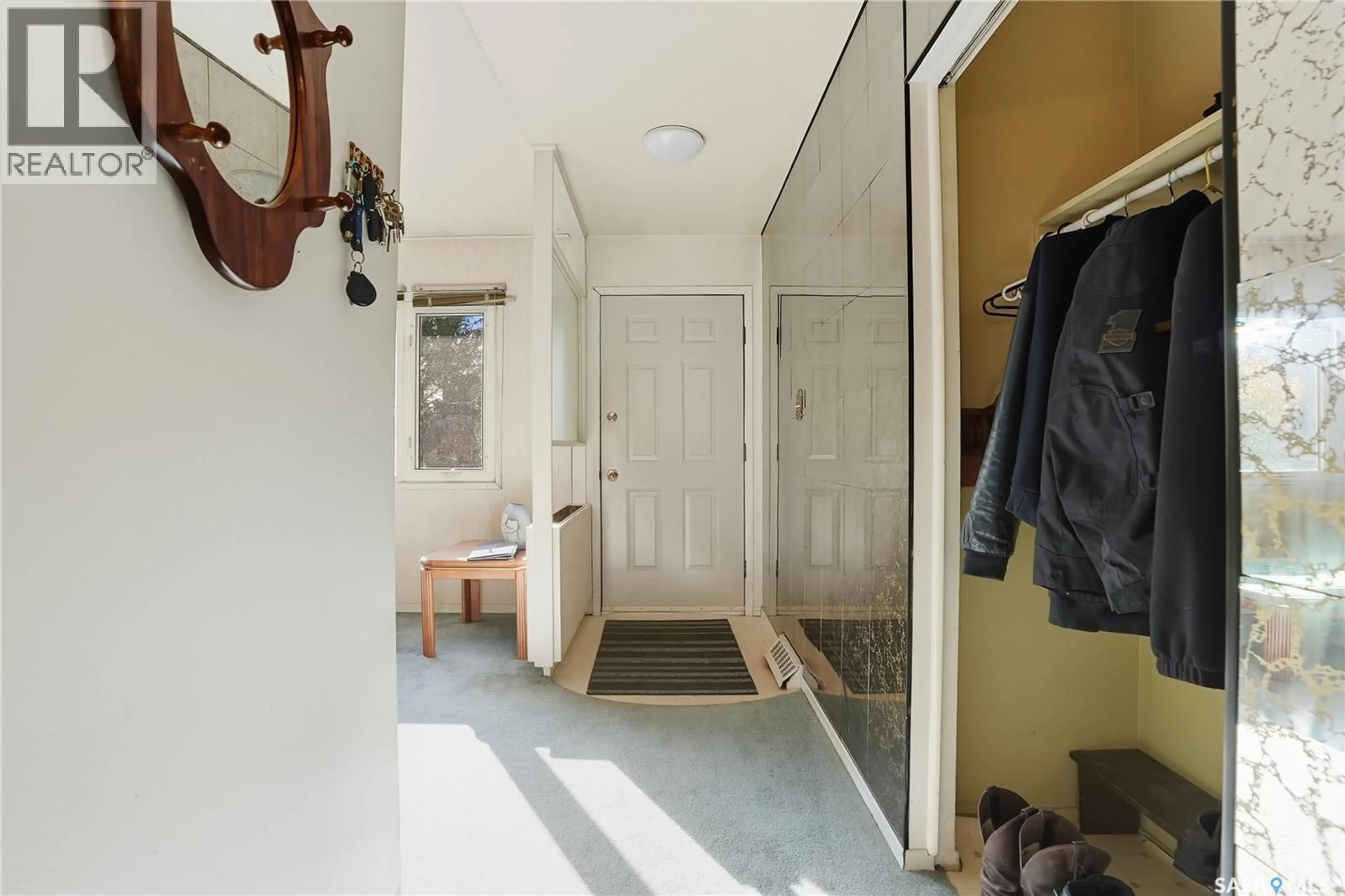Indoor entryway for 2805 CUMBERLAND AVENUE, Saskatoon Saskatchewan S7J2A5