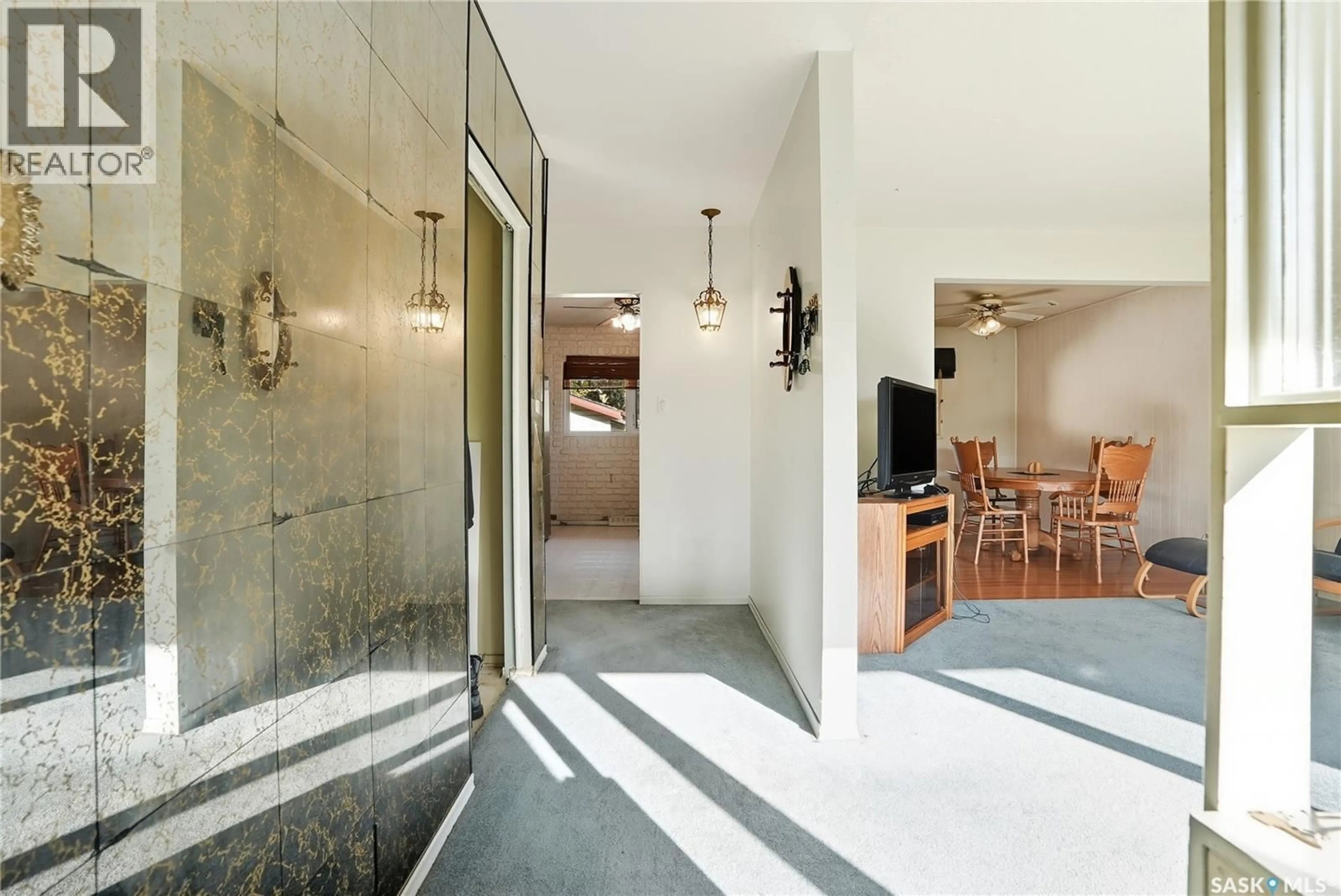 Indoor foyer for 2805 CUMBERLAND AVENUE, Saskatoon Saskatchewan S7J2A5