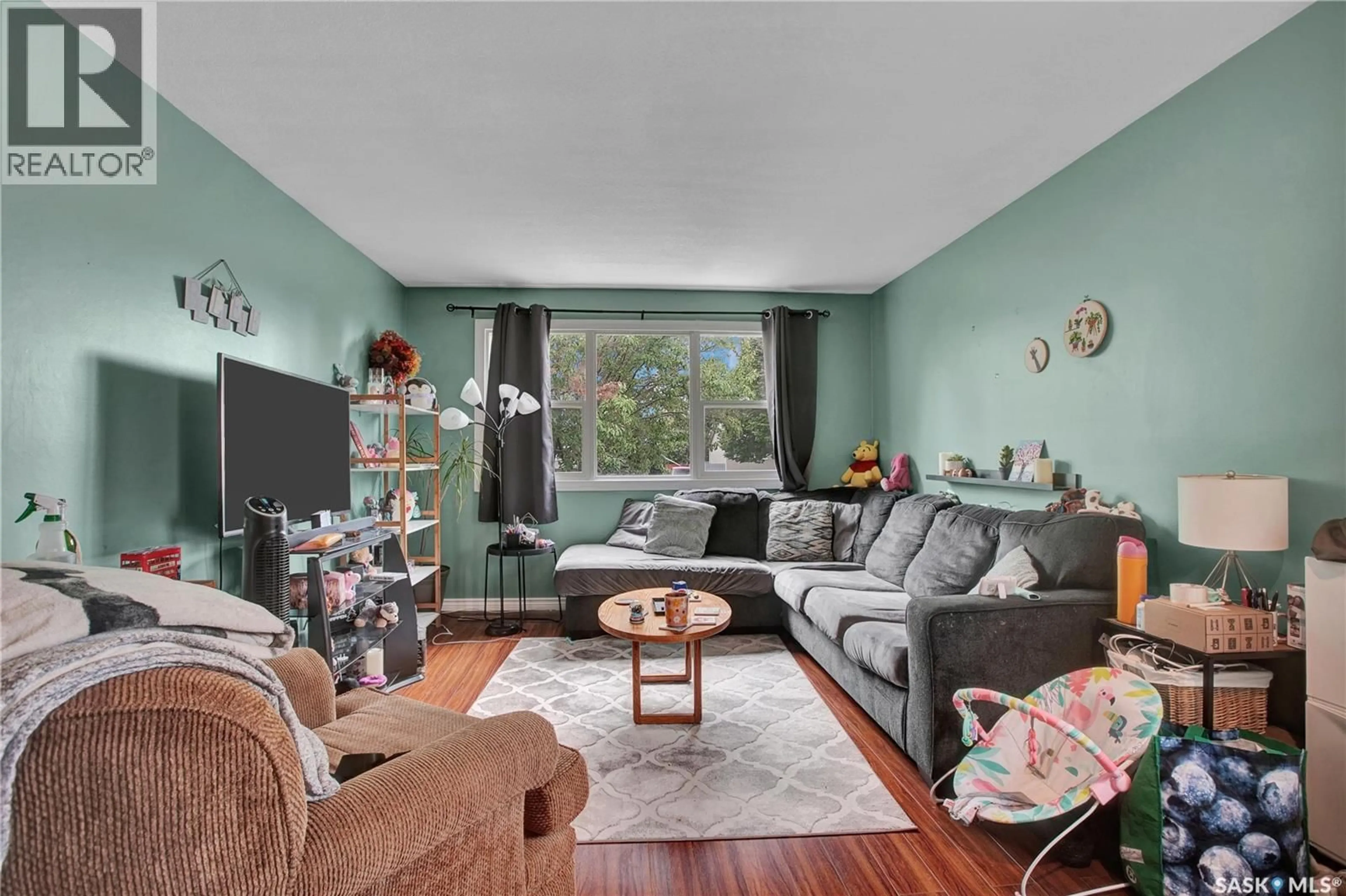 Living room with furniture, unknown for 237 LLOYD CRESCENT, Saskatoon Saskatchewan S7L4Y9