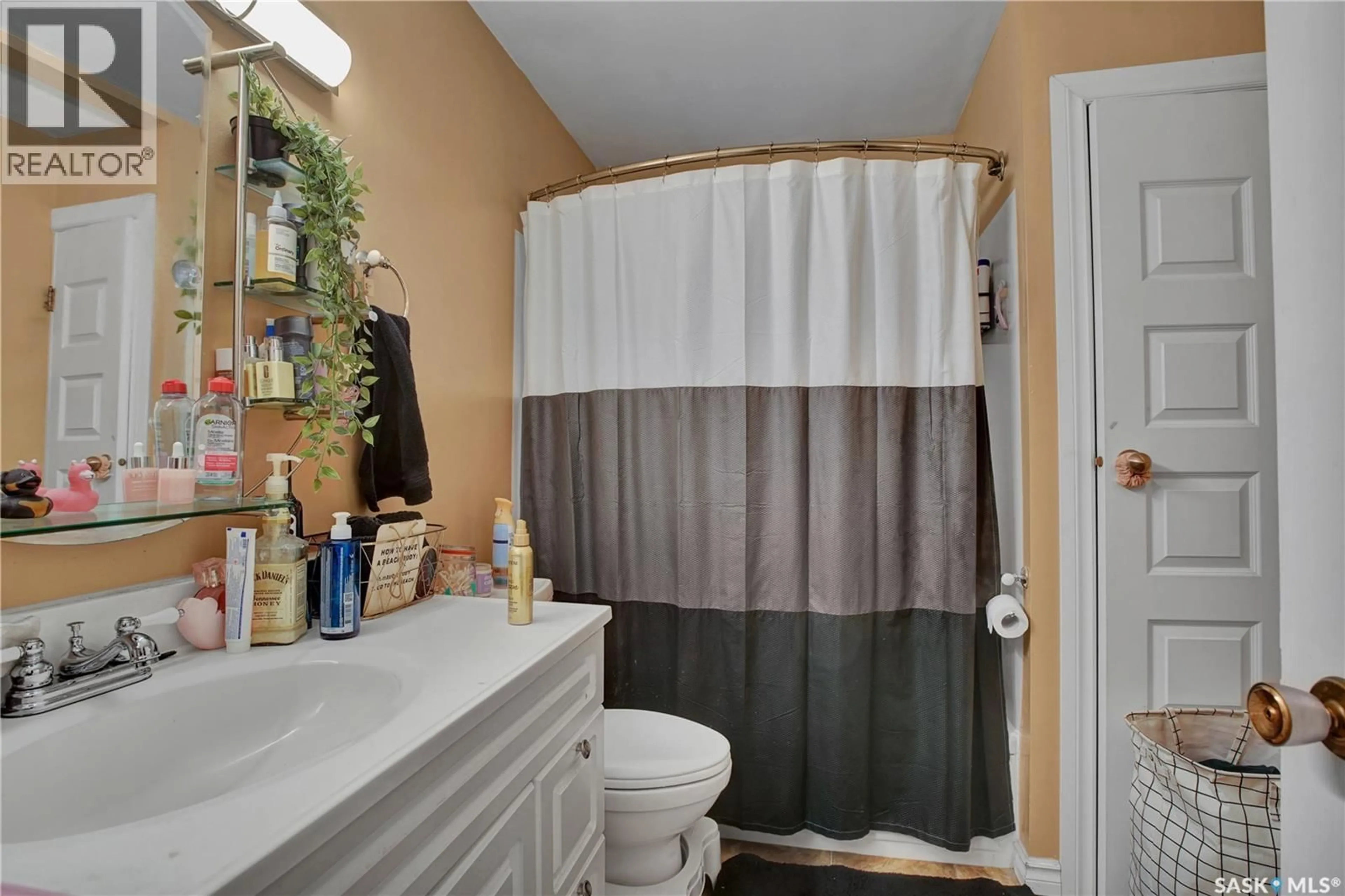 Standard bathroom, ceramic/tile floor for 237 LLOYD CRESCENT, Saskatoon Saskatchewan S7L4Y9