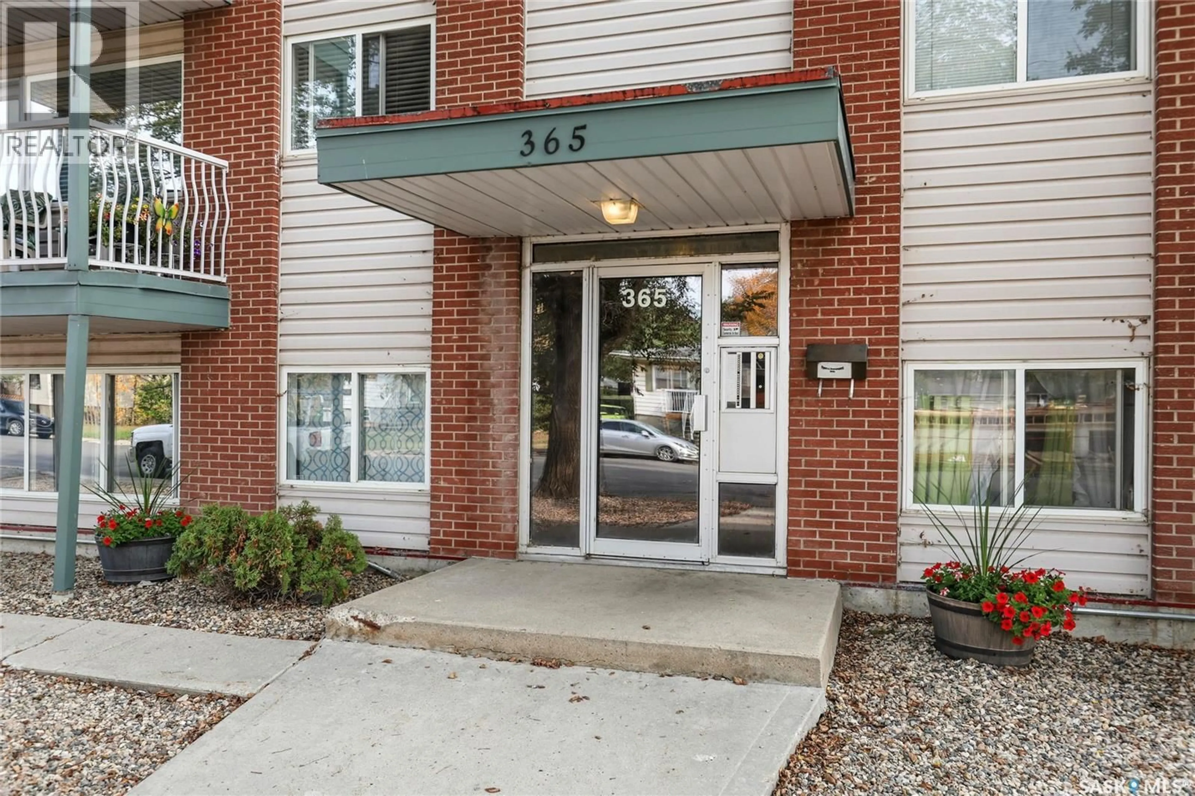 Indoor foyer for 15 365 ANGUS STREET, Regina Saskatchewan S4R3K7