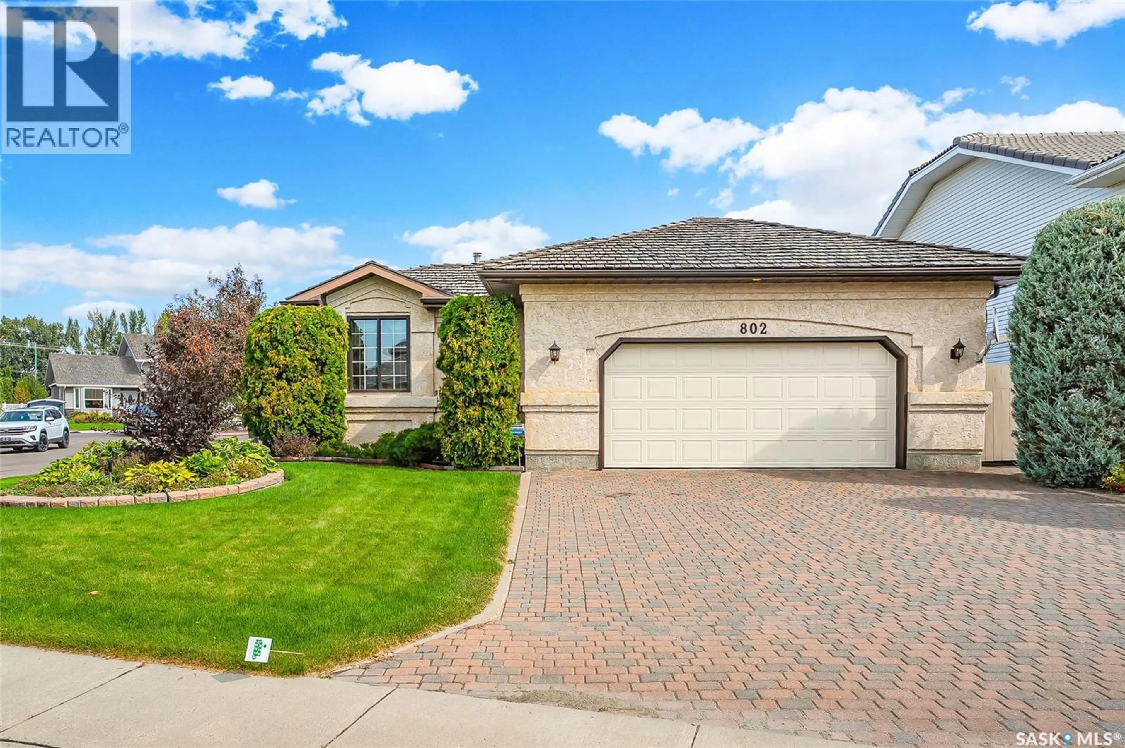 Home with vinyl exterior material, street for 802 BRAESIDE VIEW, Saskatoon Saskatchewan S7V1A7