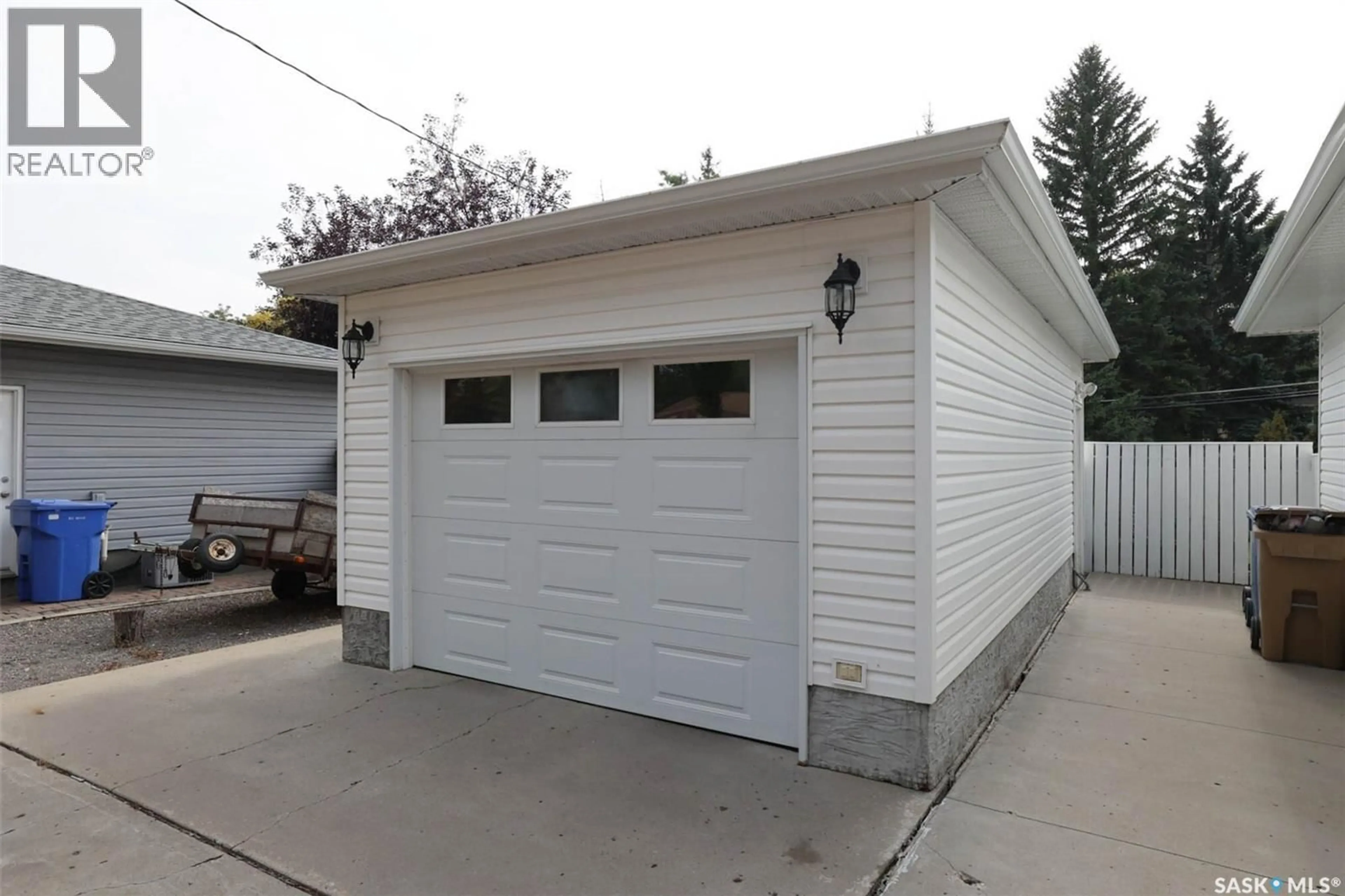 Indoor garage for 2433 GORDON ROAD, Regina Saskatchewan S4S4M4