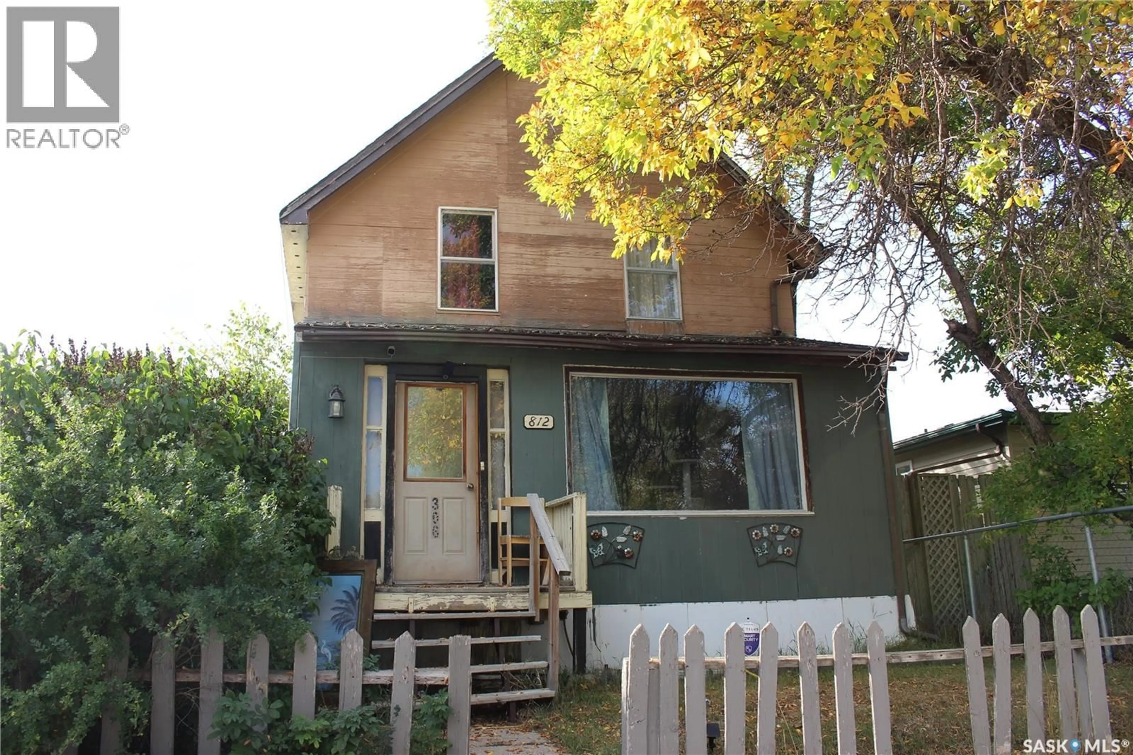 Home with vinyl exterior material, street for 812 CARTIER AVENUE, Moose Jaw Saskatchewan S6H1M1