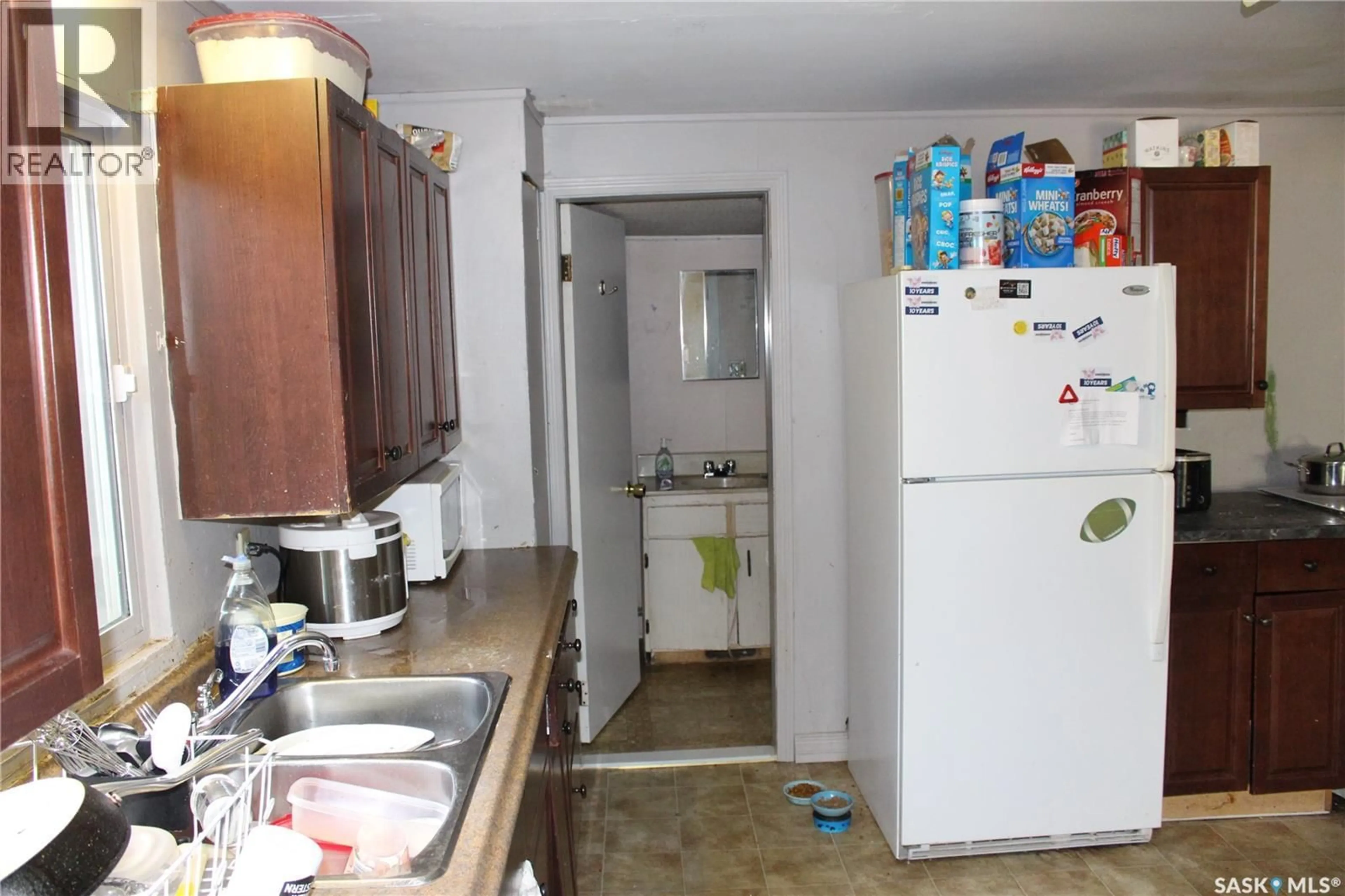 Standard kitchen, unknown for 812 CARTIER AVENUE, Moose Jaw Saskatchewan S6H1M1