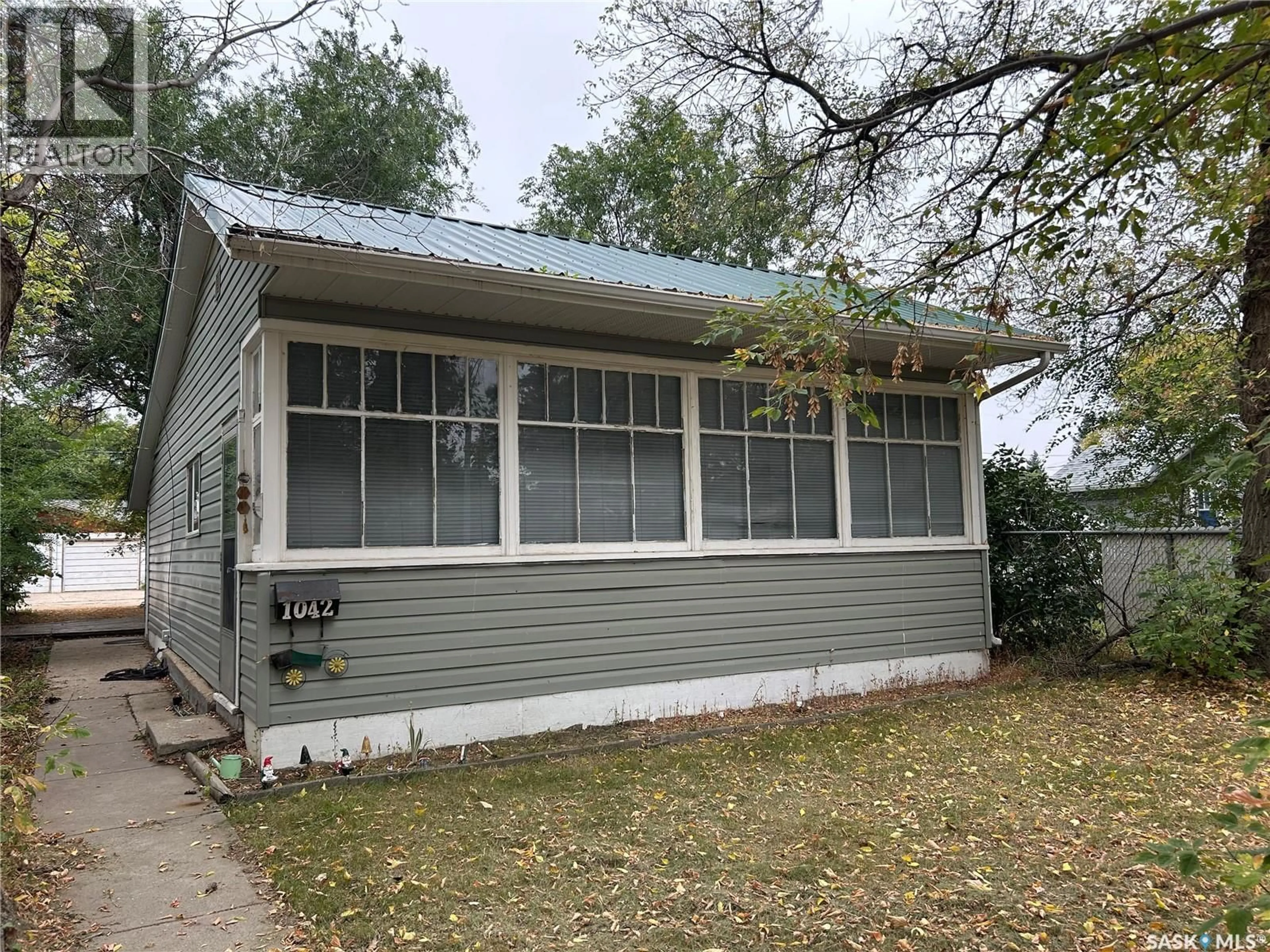 Home with vinyl exterior material, street for 1042 COTEAU STREET, Moose Jaw Saskatchewan S6H5G4