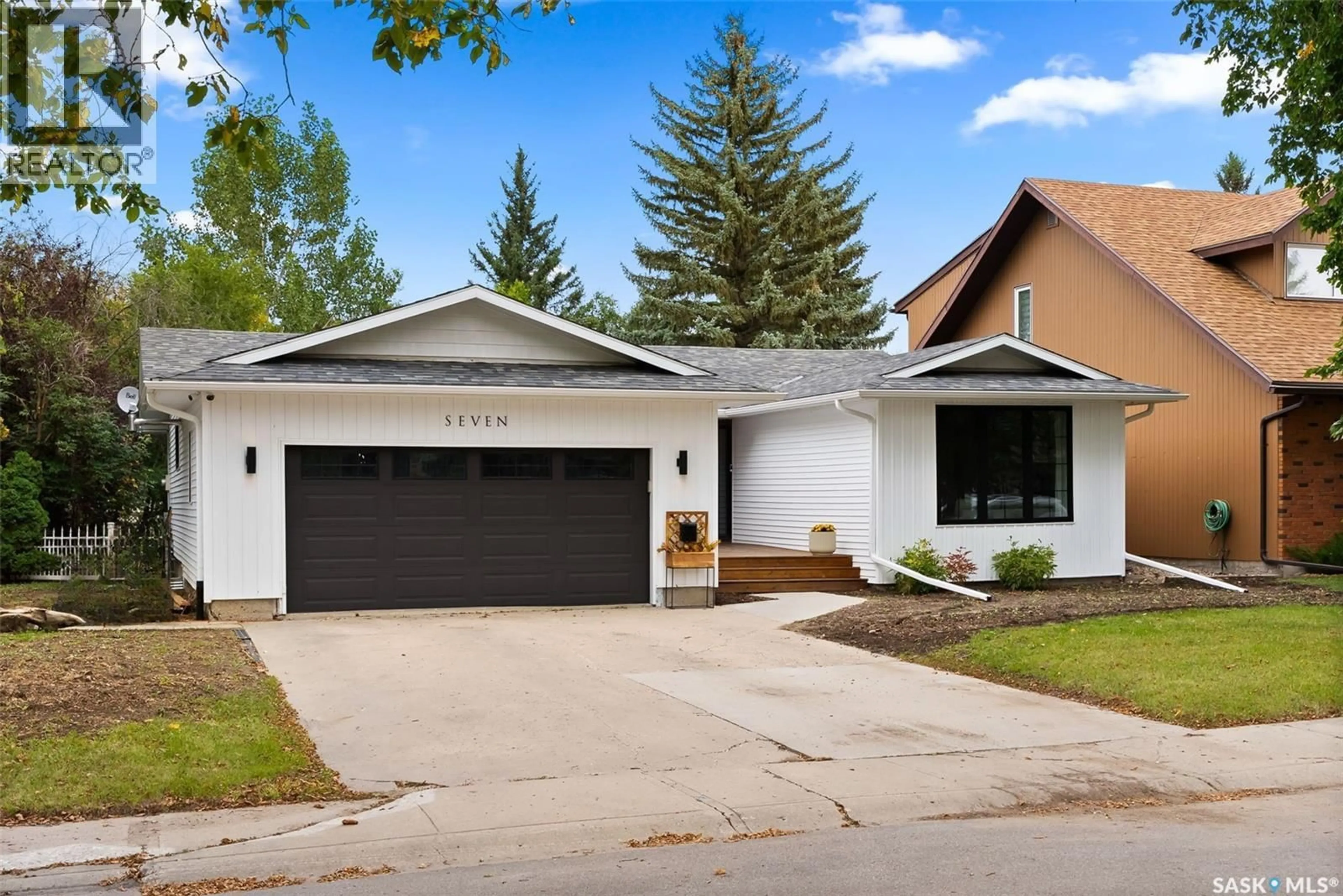 Home with vinyl exterior material, street for 7 TRUDEAU BAY, Regina Saskatchewan S4S6V3