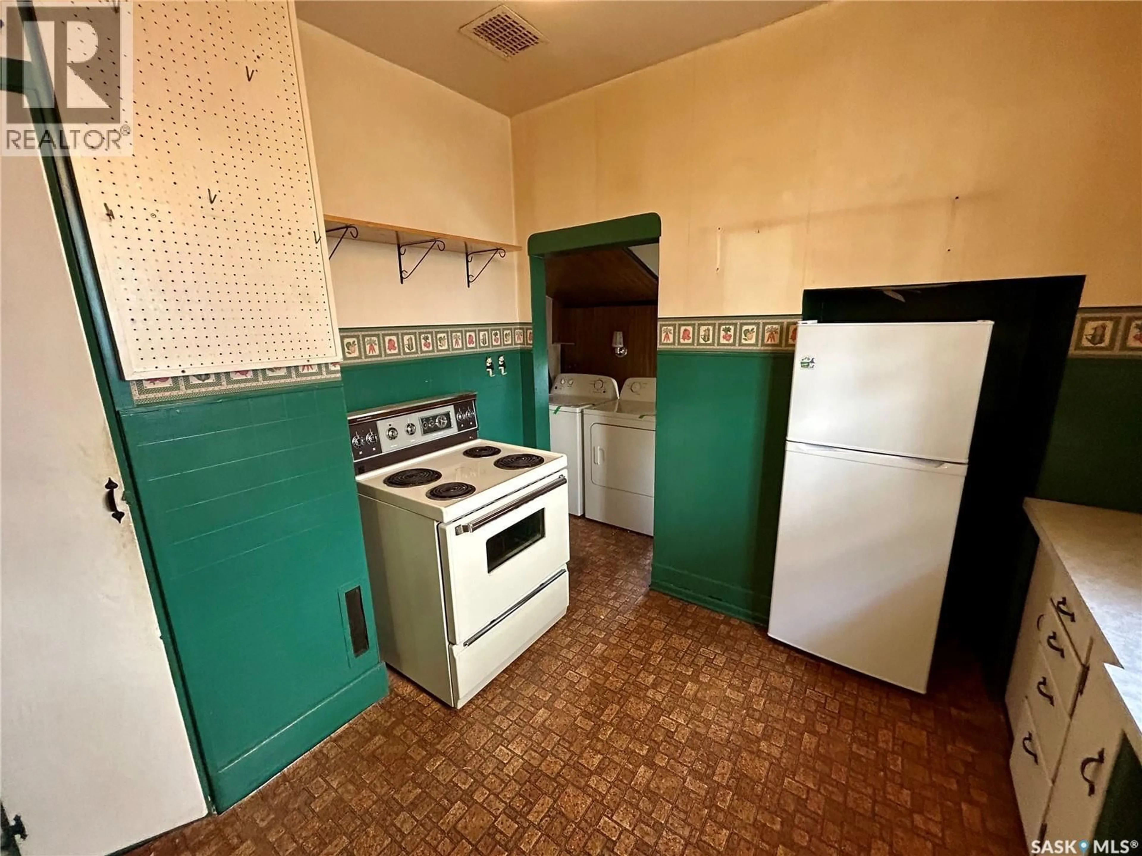 Standard kitchen, unknown for 620 MCPHERSON AVENUE, Saskatoon Saskatchewan S7N0X6