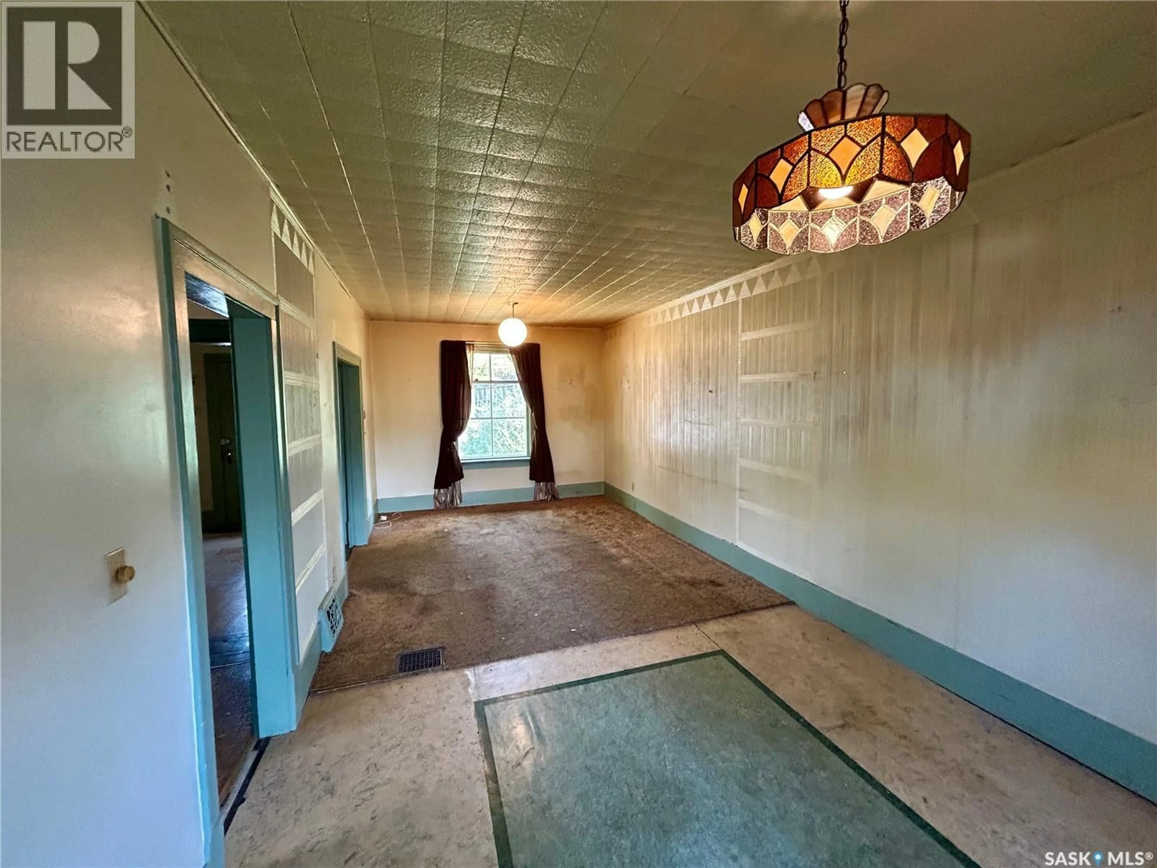 Indoor foyer for 620 MCPHERSON AVENUE, Saskatoon Saskatchewan S7N0X6