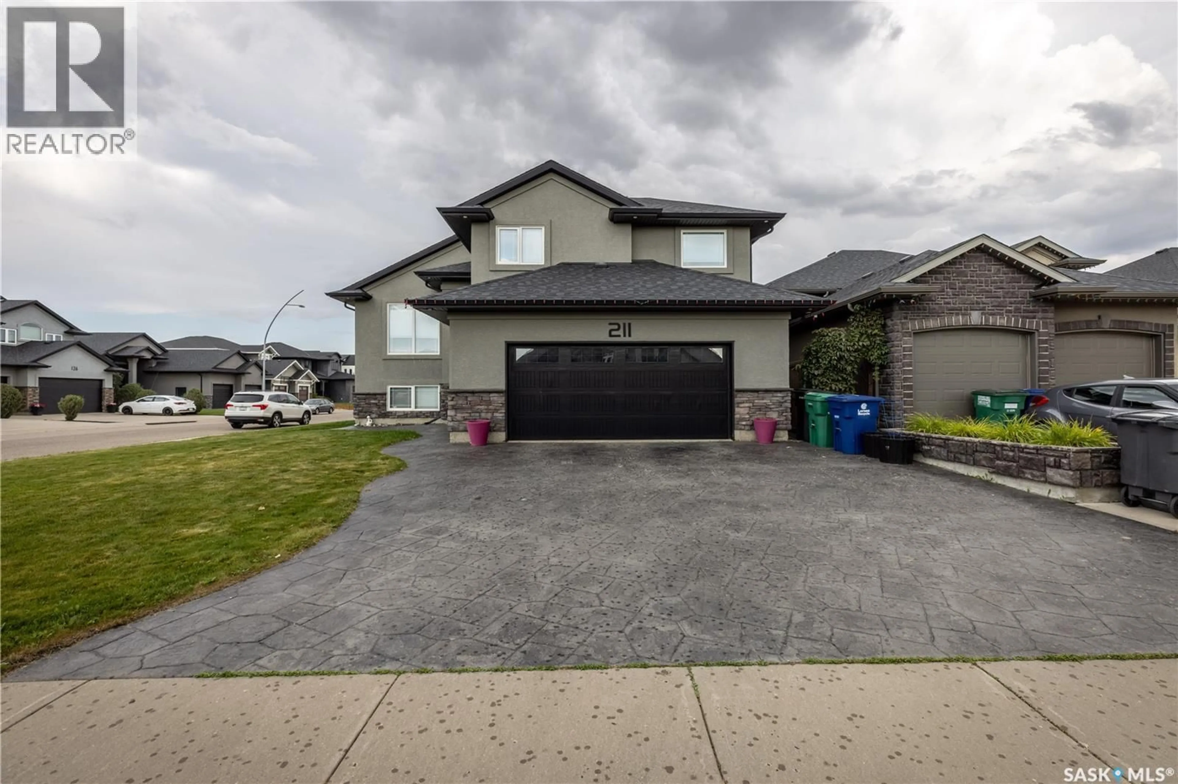 A pic from outside/outdoor area/front of a property/back of a property/a pic from drone, street for 211 SAUER CRESCENT, Saskatoon Saskatchewan S7S1L9