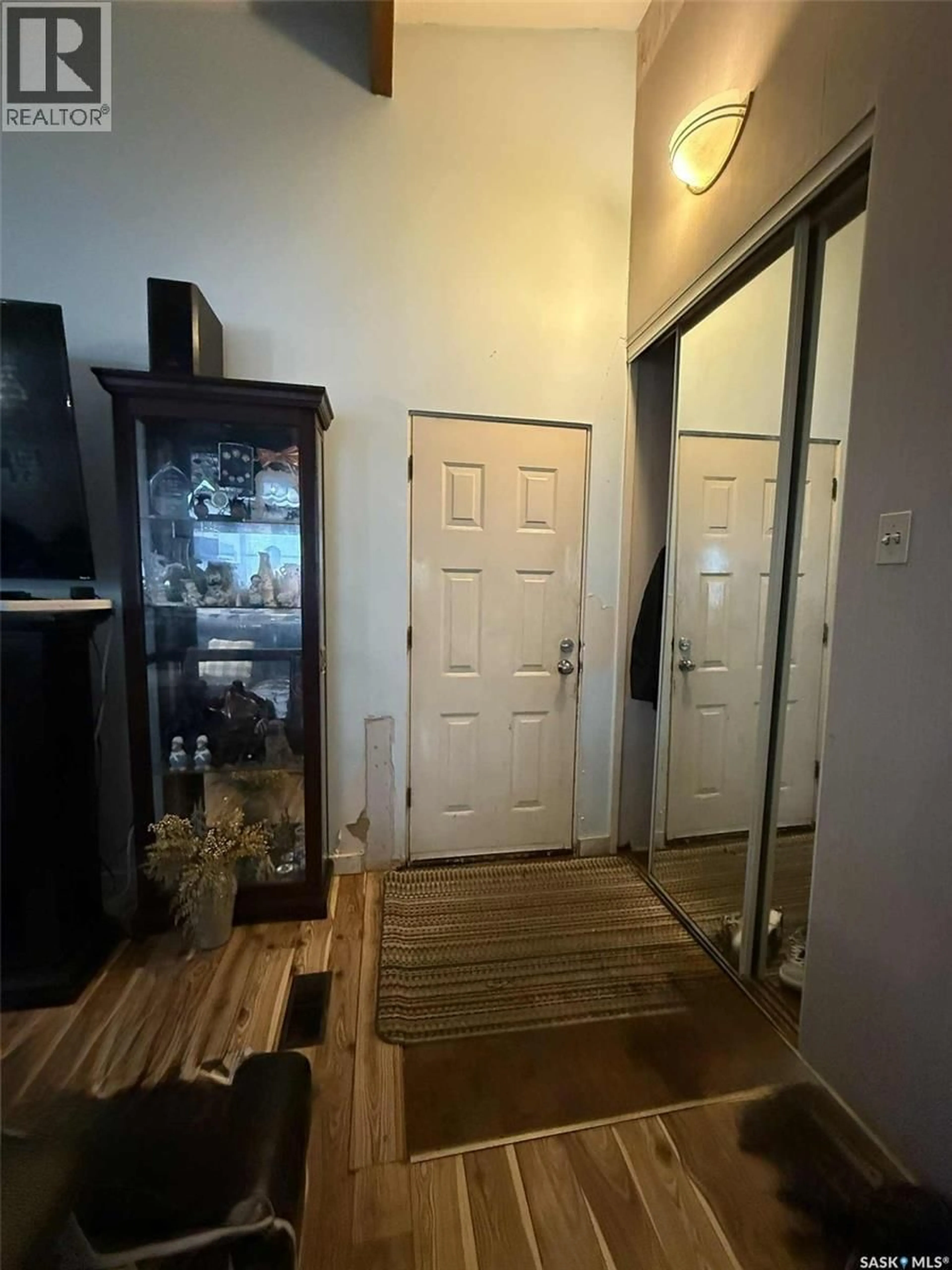 Indoor entryway for 15 RICHARDSON CRESCENT, Regina Saskatchewan S4S4J2