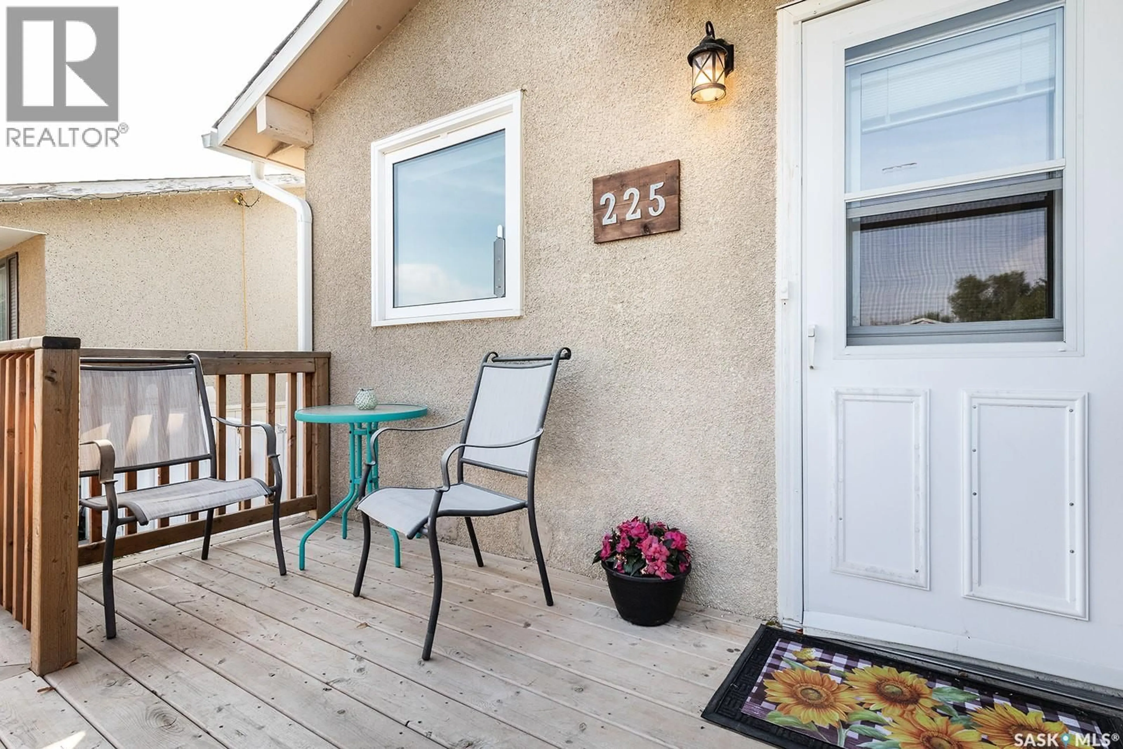 Patio, street for 225 CARTIER CRESCENT, Saskatoon Saskatchewan S7L4M1