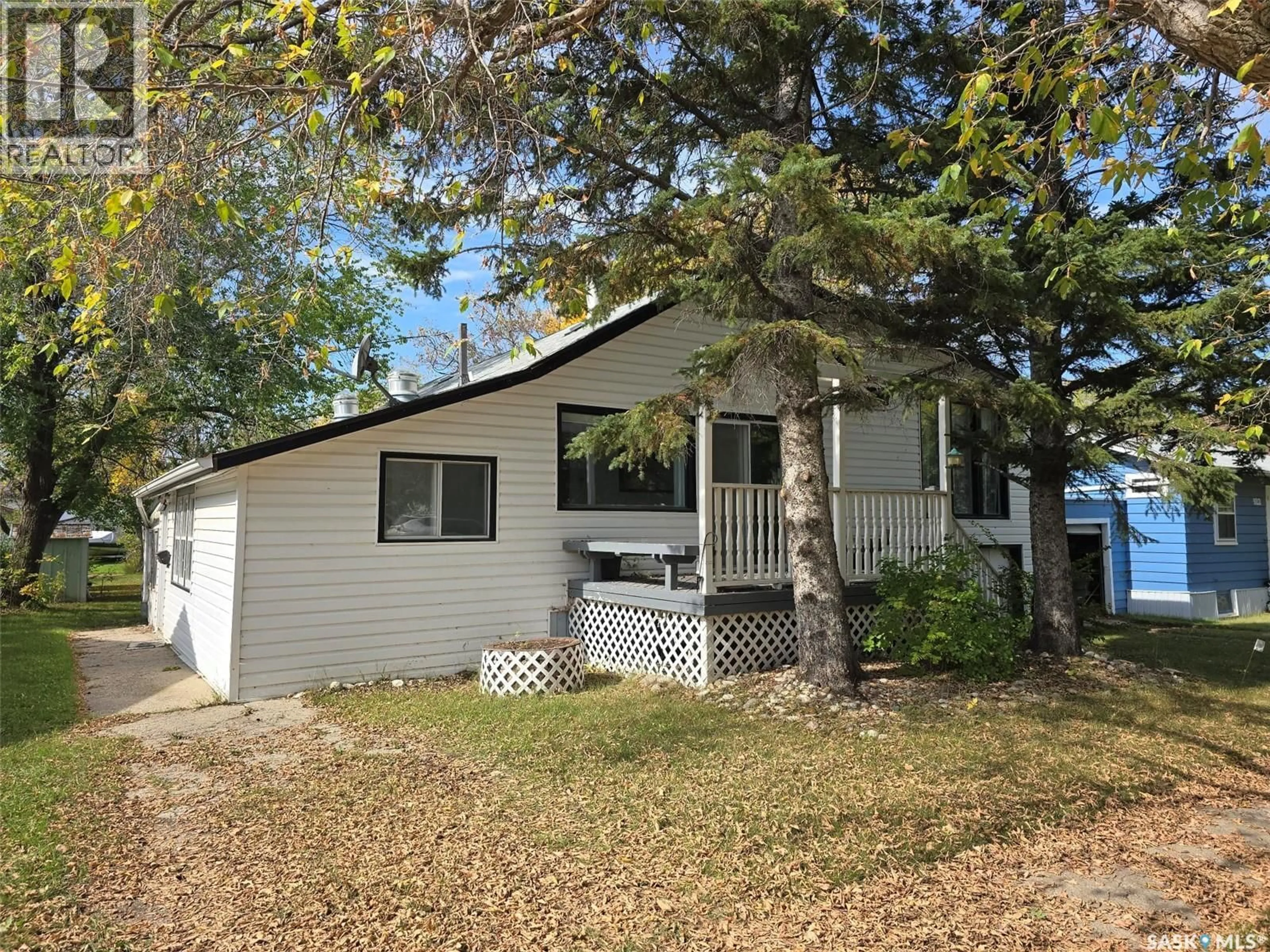 Home with vinyl exterior material, street for 914 PACIFIC STREET, Grenfell Saskatchewan S0G2B0