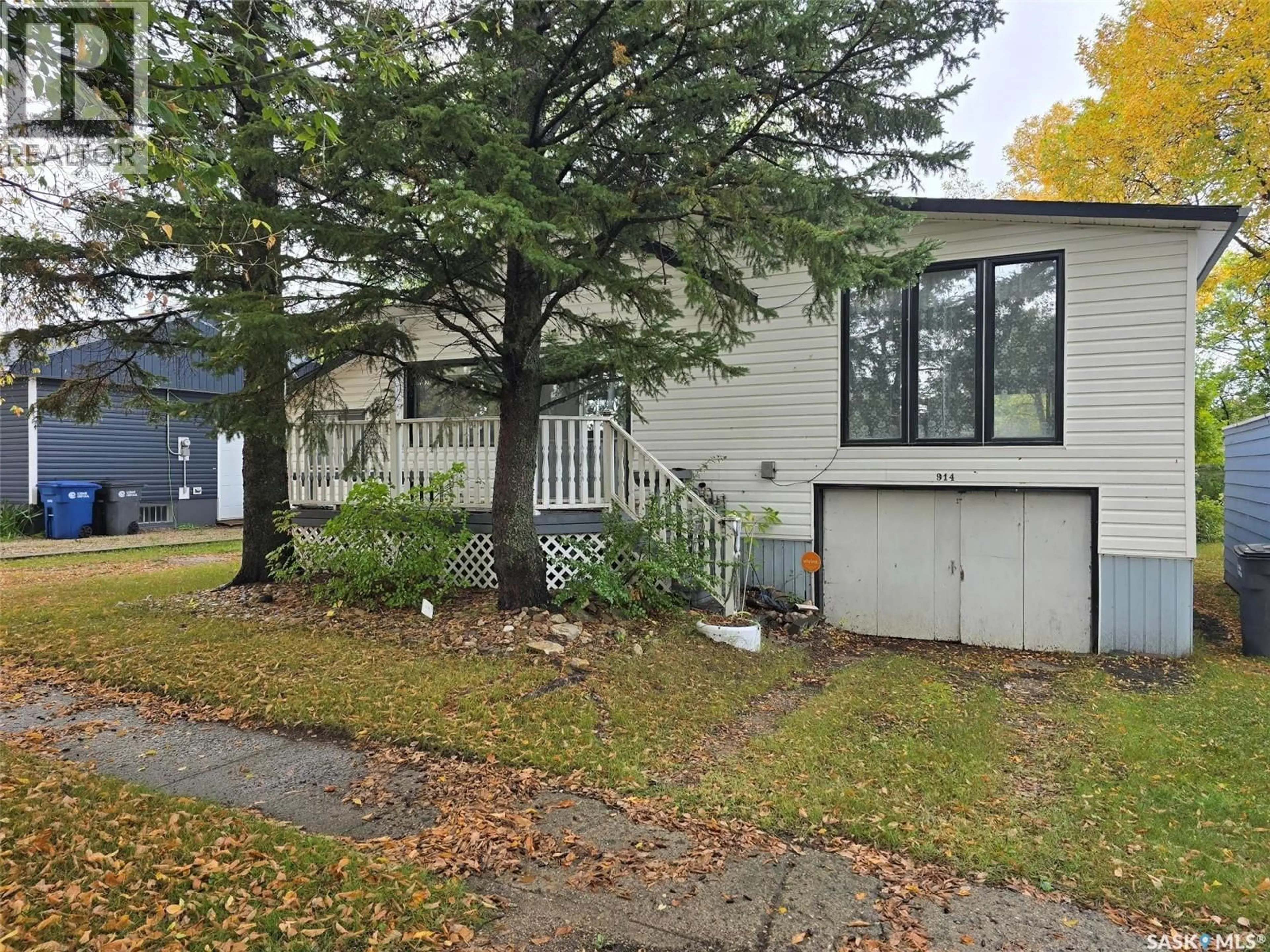 Home with vinyl exterior material, street for 914 PACIFIC STREET, Grenfell Saskatchewan S0G2B0