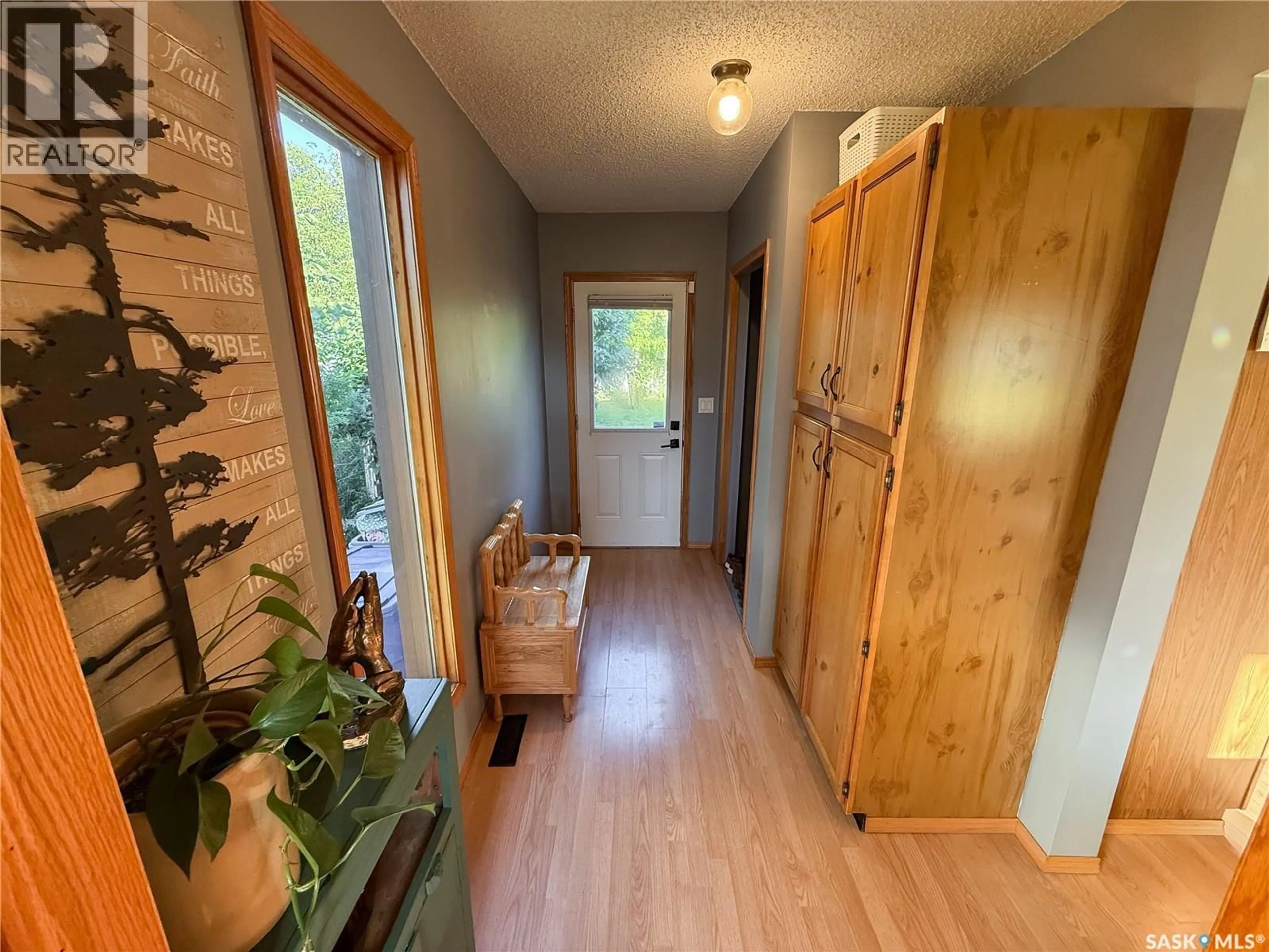 Indoor entryway for 223 RIVERSIDE BOULEVARD, Eastend Saskatchewan S0N0T0