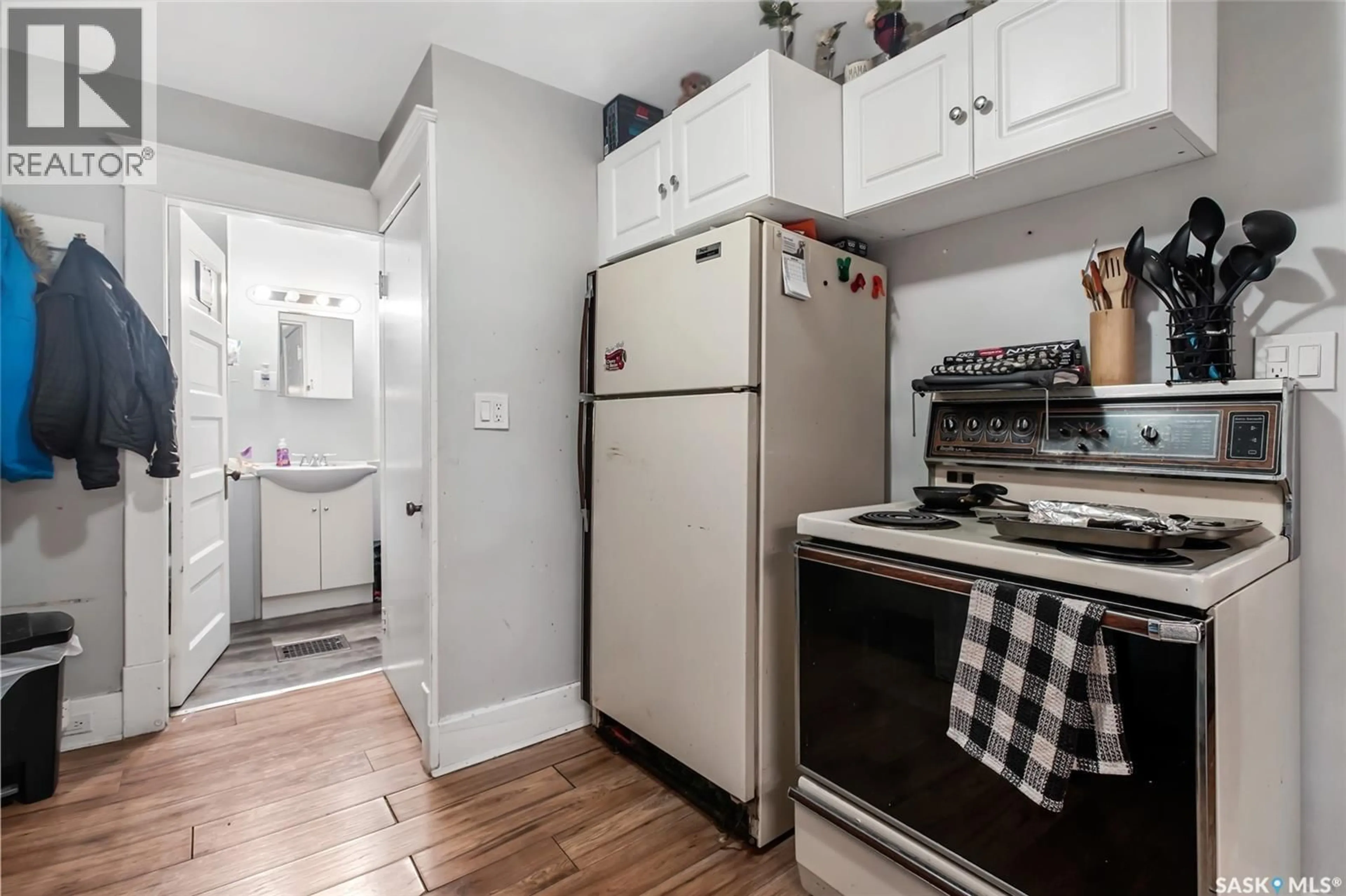 Standard kitchen, unknown for 121 L AVENUE, Saskatoon Saskatchewan S7M2G9