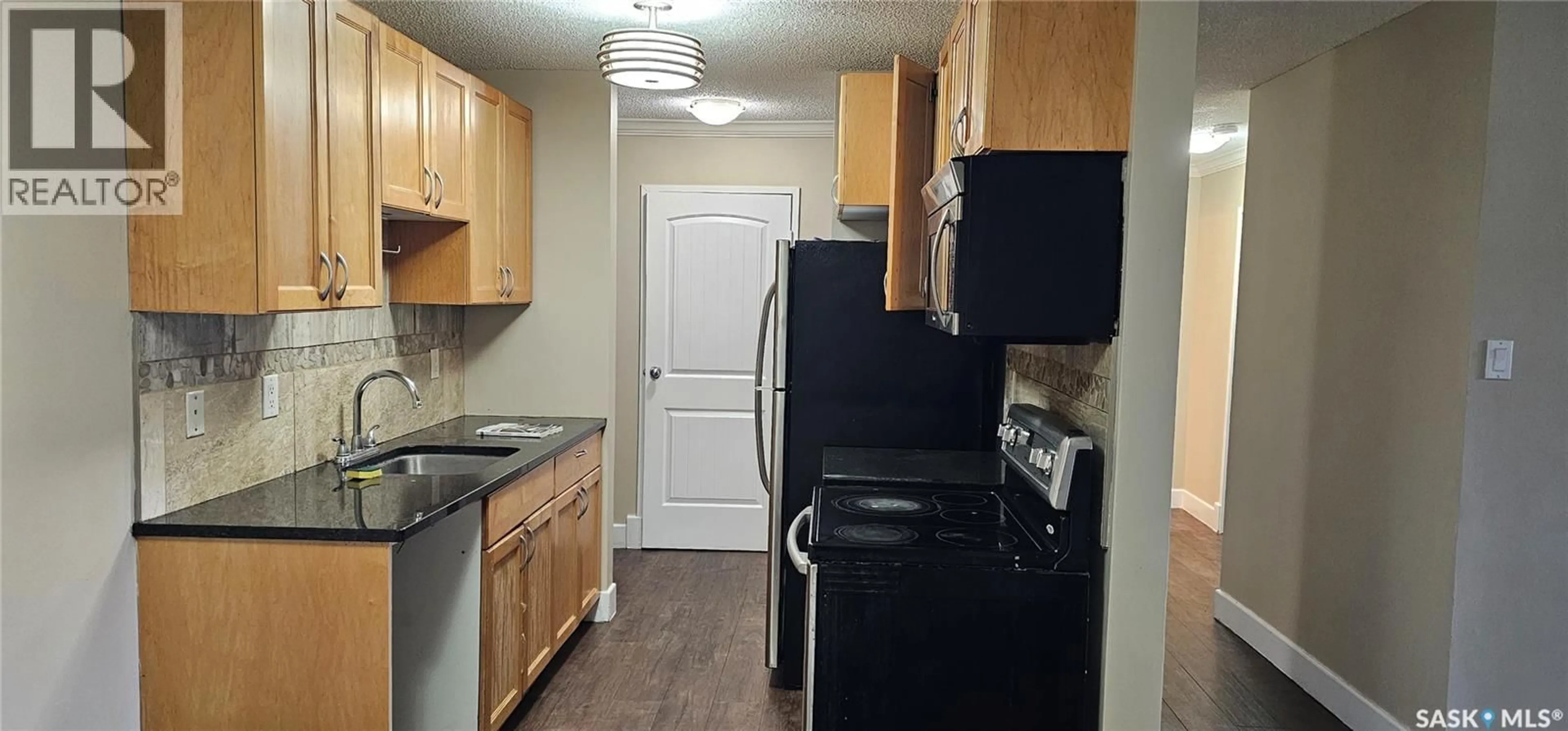 Standard kitchen, unknown for 929 - 104 NORTHUMBERLAND AVENUE, Saskatoon Saskatchewan S7L3W8