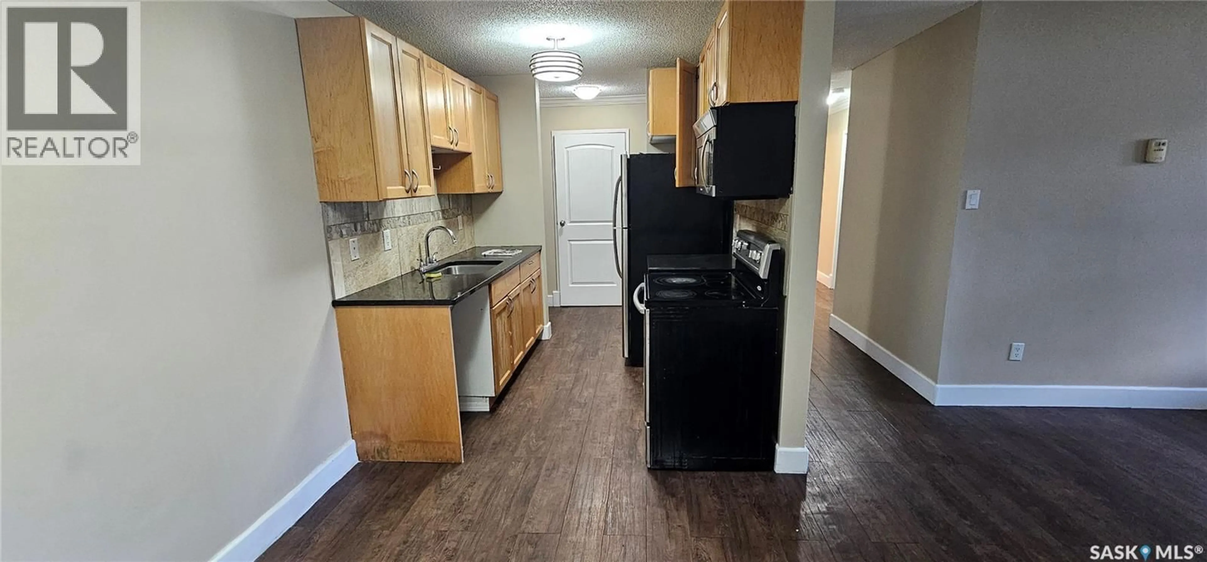 Standard kitchen, wood/laminate floor for 929 - 104 NORTHUMBERLAND AVENUE, Saskatoon Saskatchewan S7L3W8